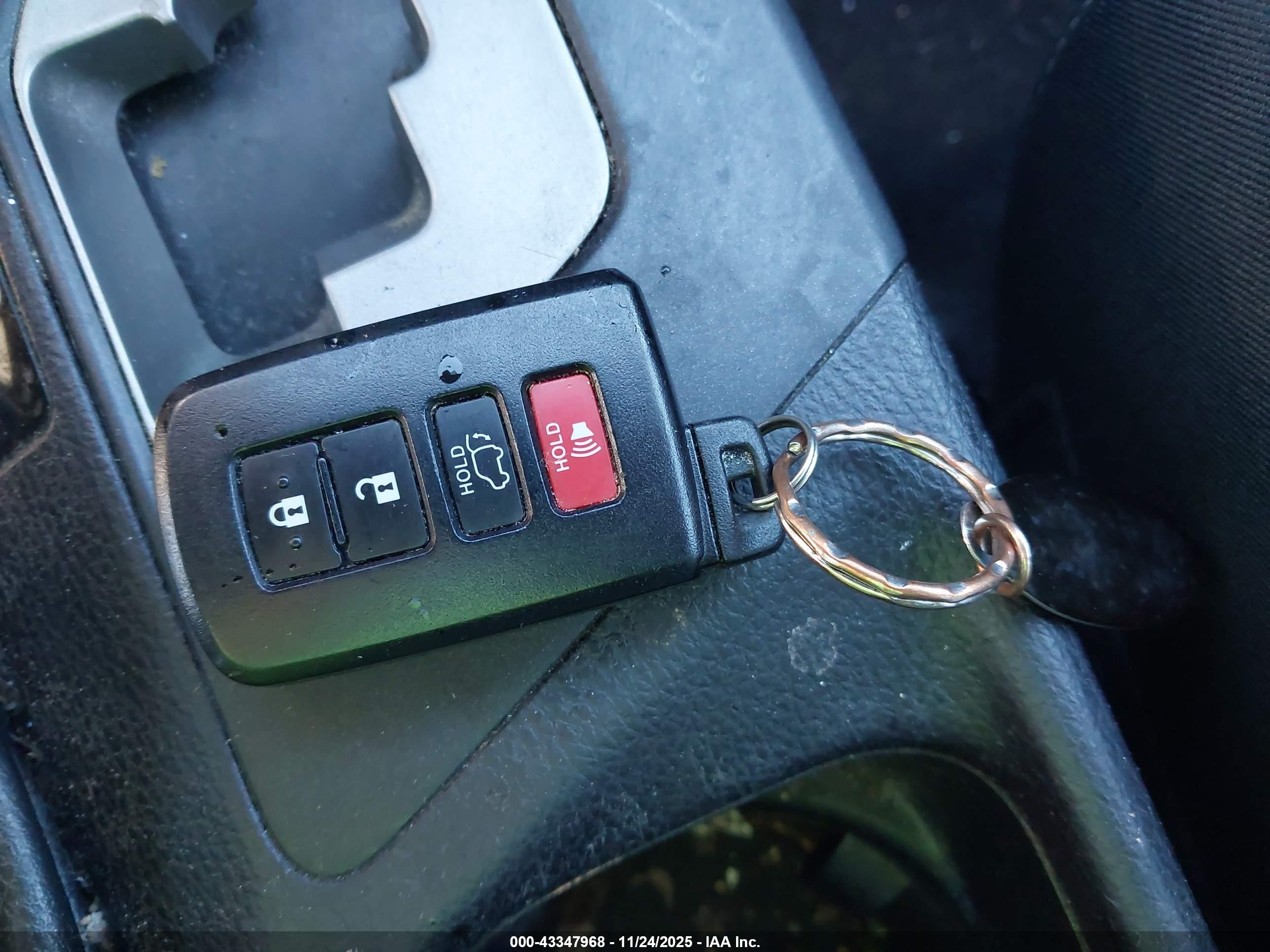 TOYOTA RAV4 image 11