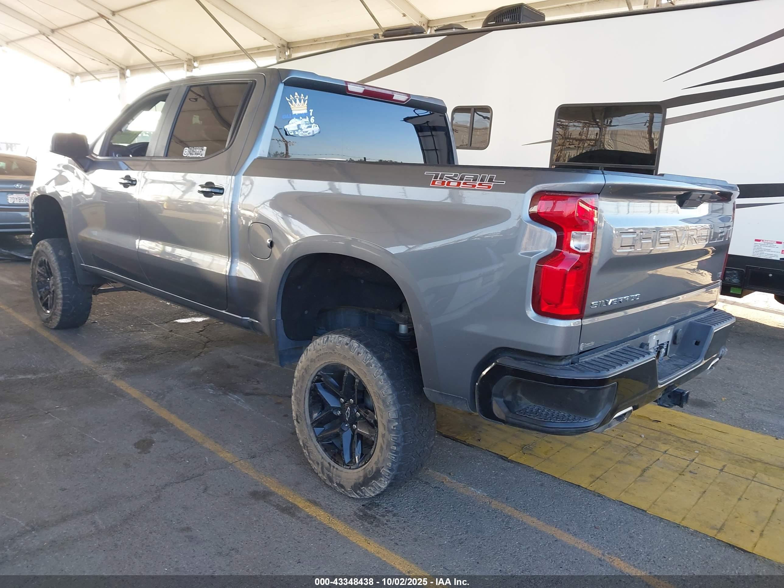 CHEVROLET SILVERADO image 3
