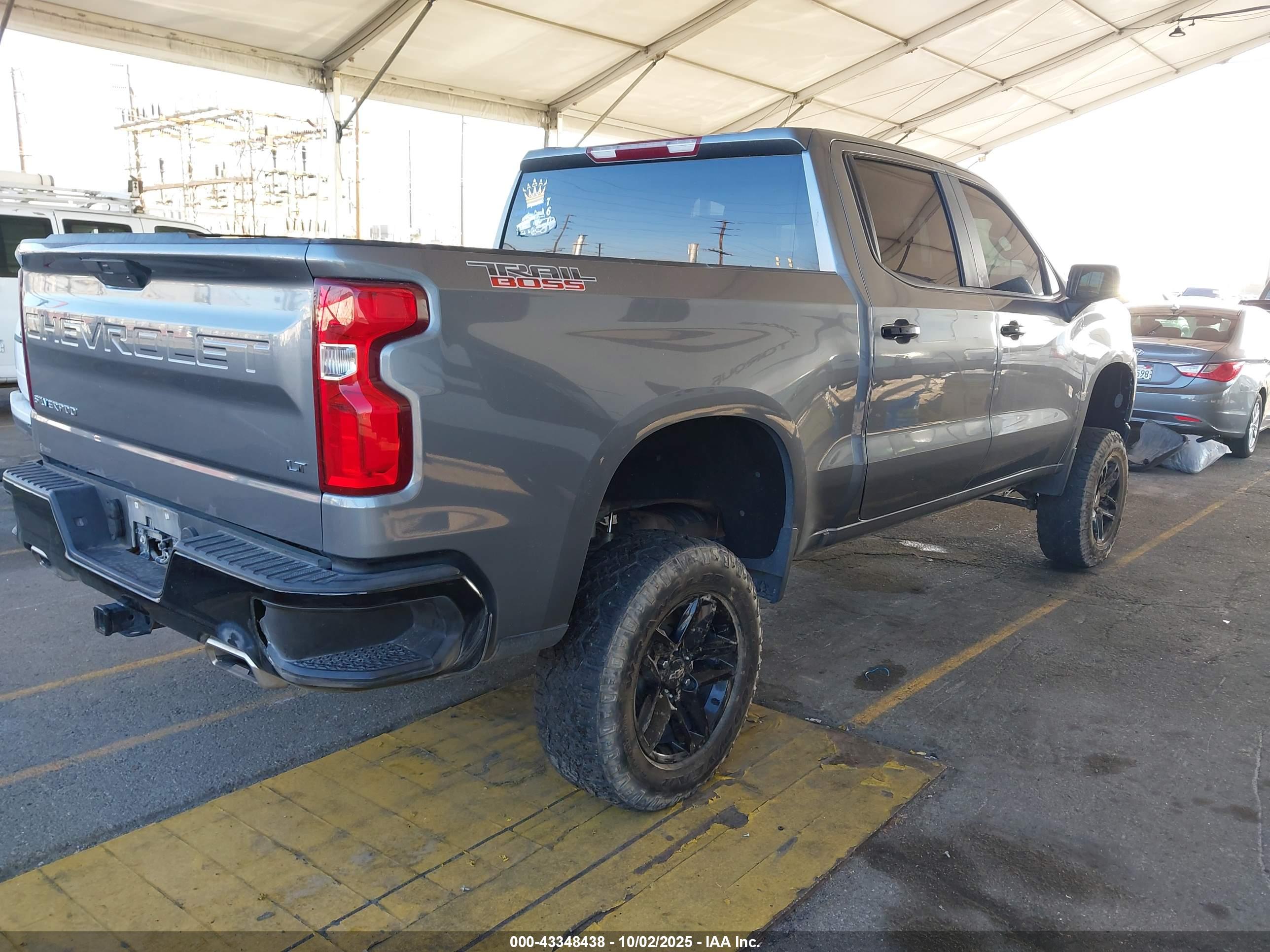 CHEVROLET SILVERADO image 4