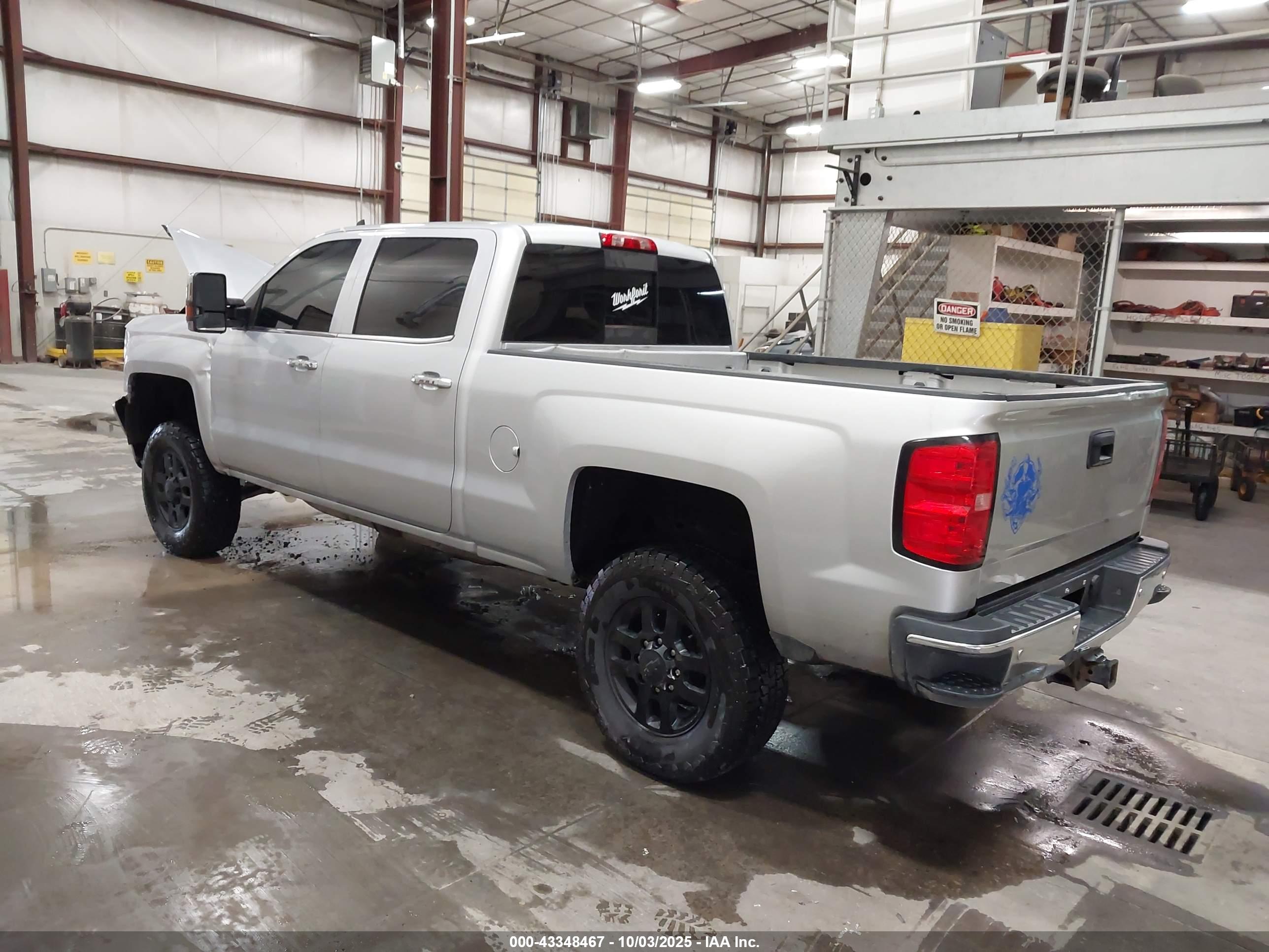 CHEVROLET SILVERADO image 3