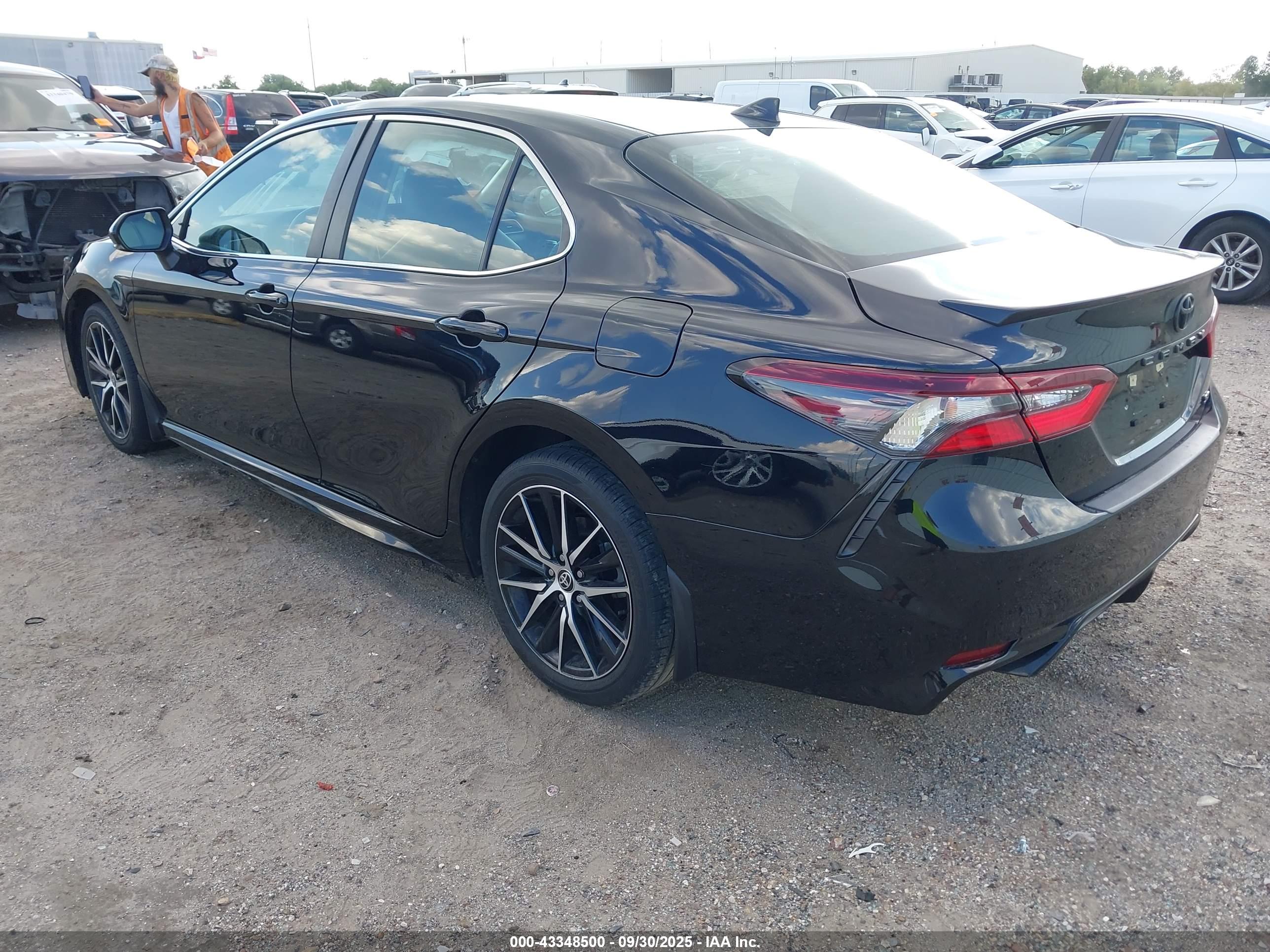 TOYOTA CAMRY image 3