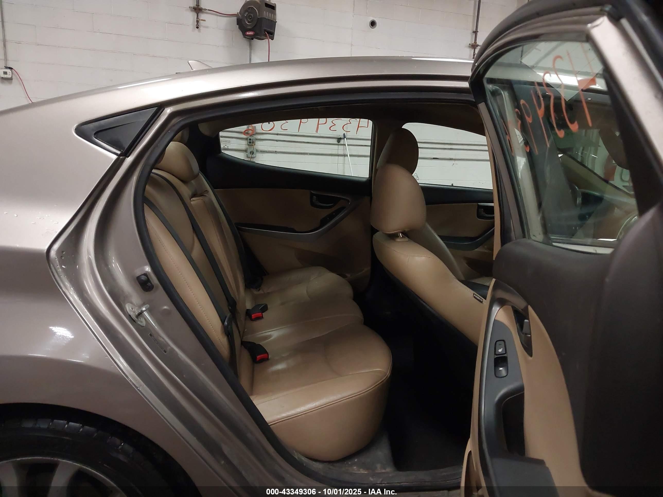 HYUNDAI ELANTRA image 8