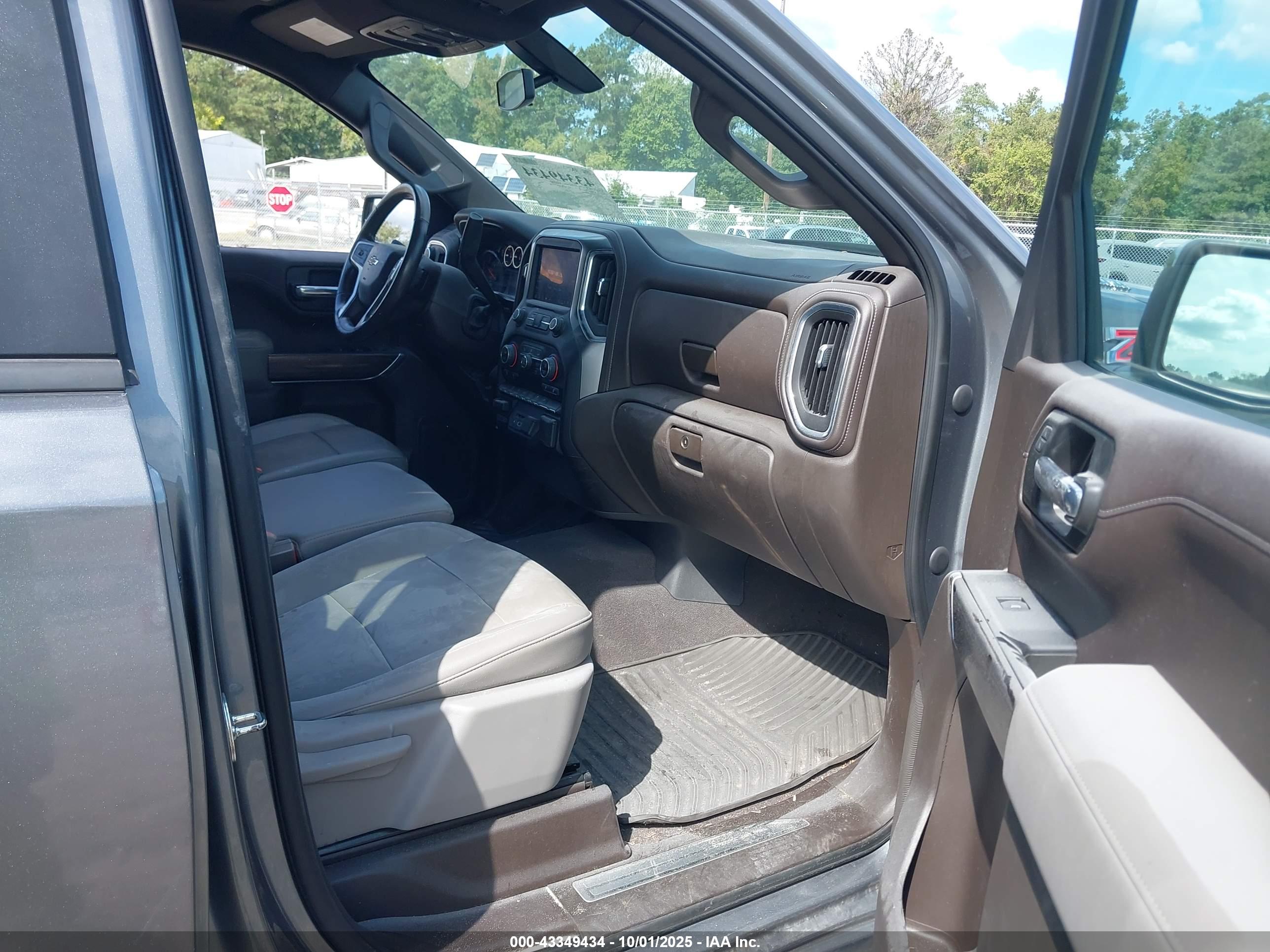 CHEVROLET SILVERADO image 5