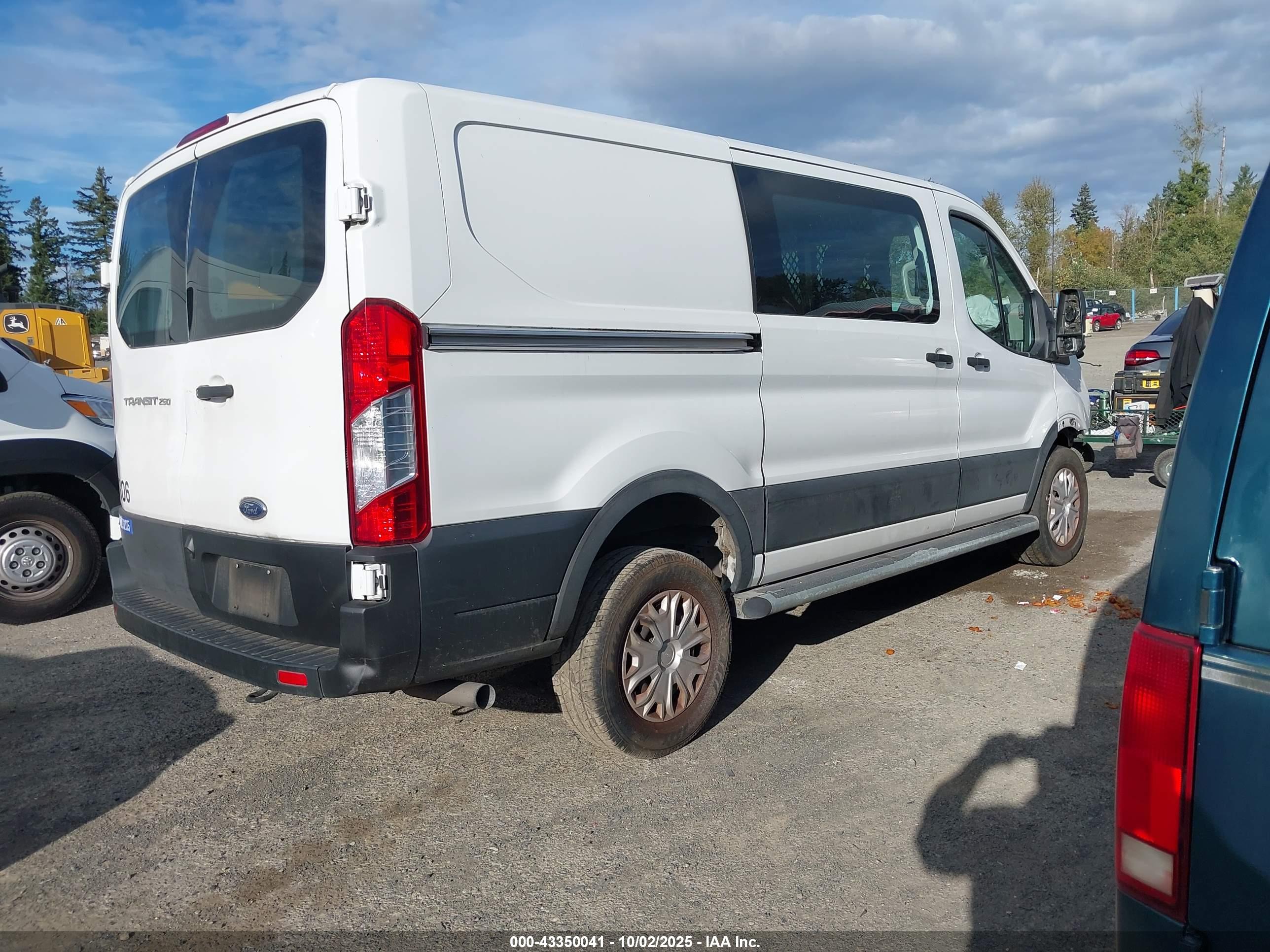 FORD TRANSIT-250 image 4