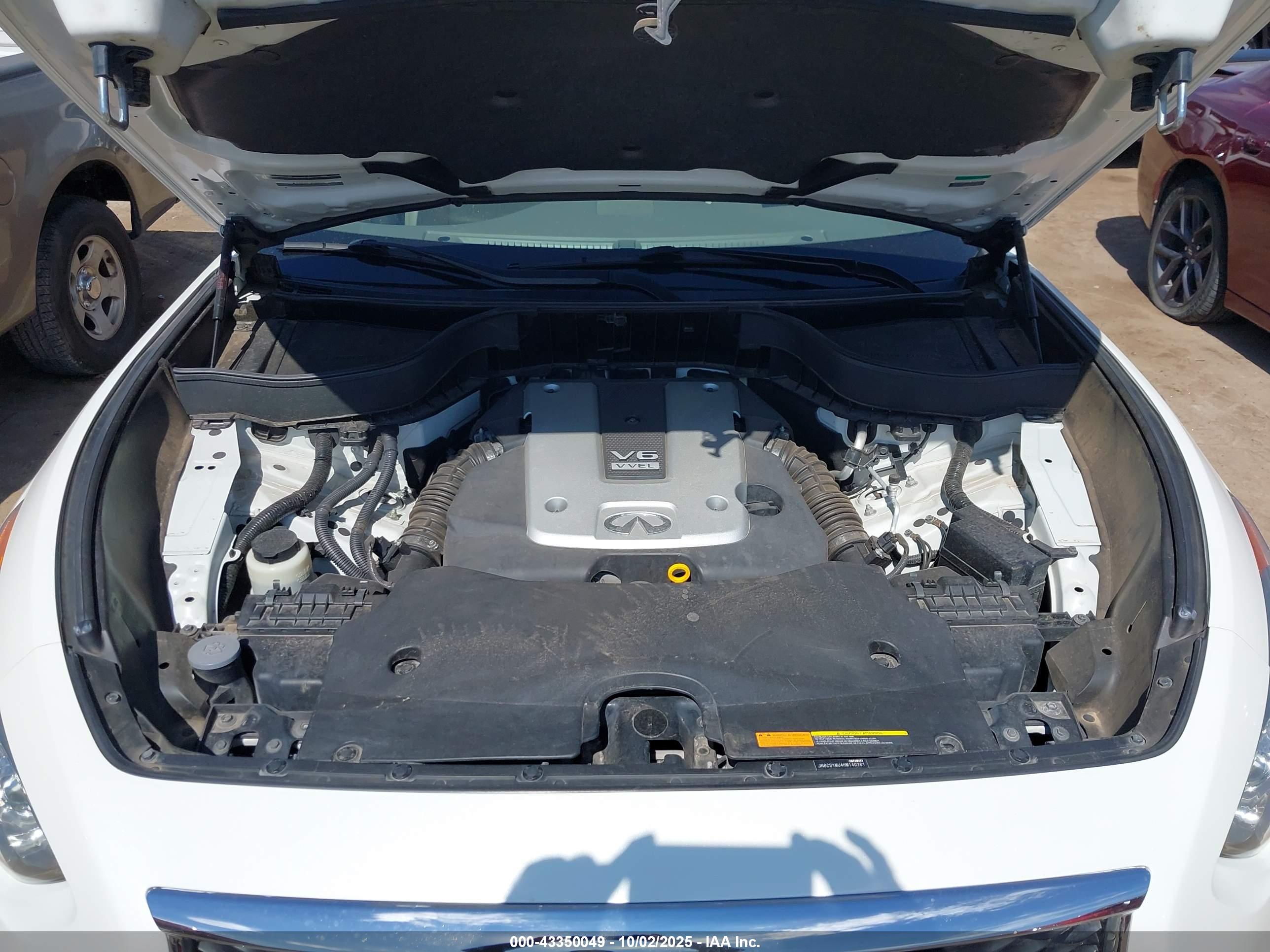 INFINITI QX70 image 10