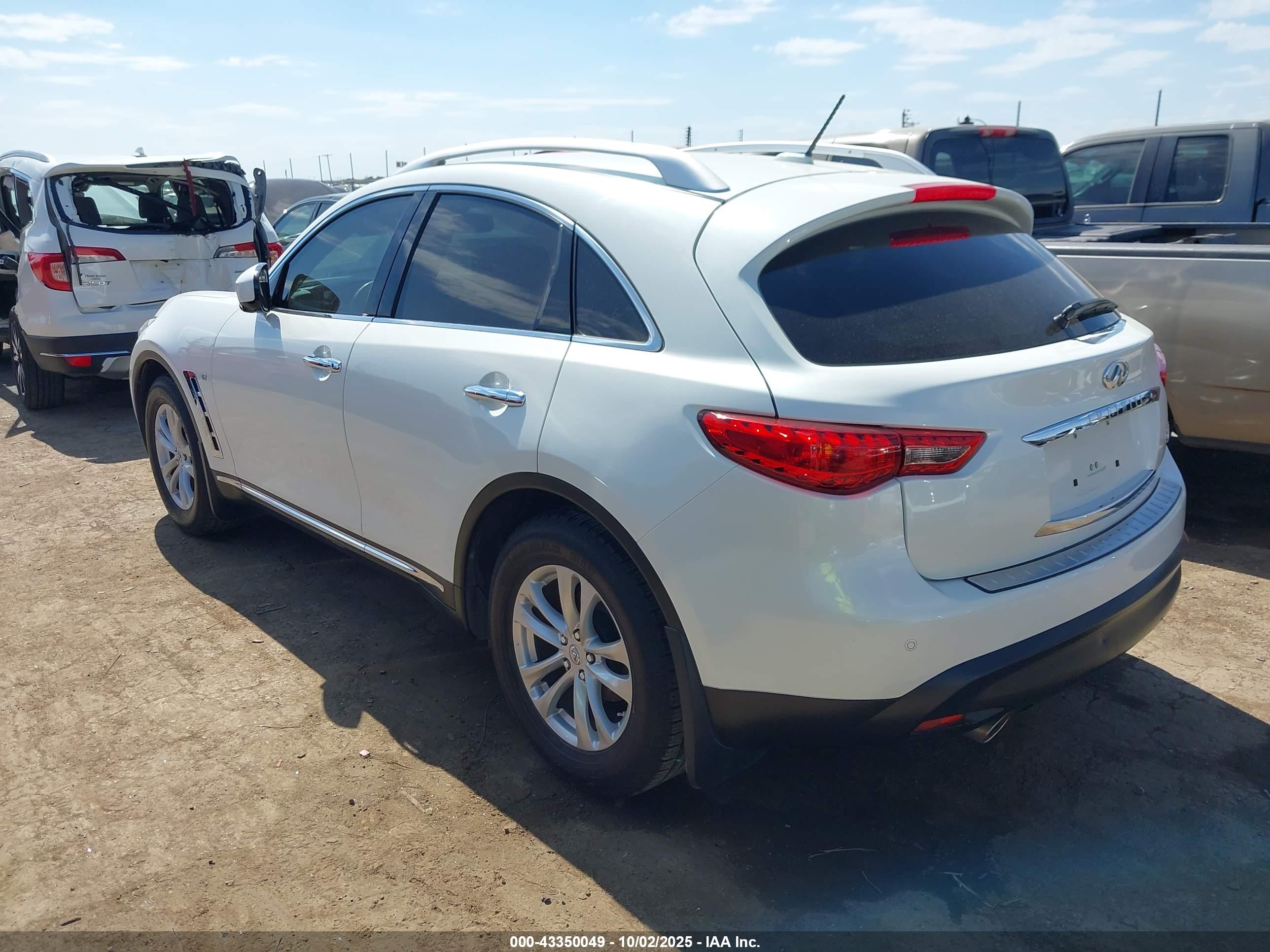 INFINITI QX70 image 3