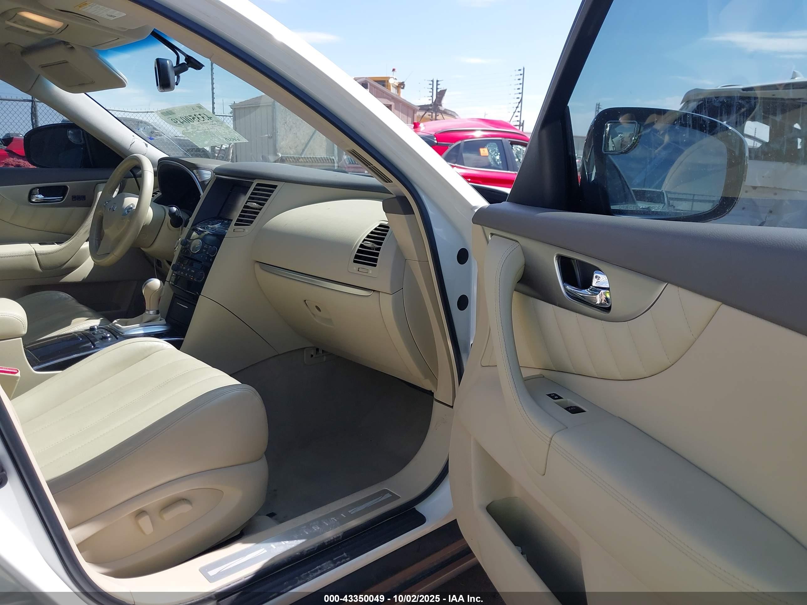 INFINITI QX70 image 5