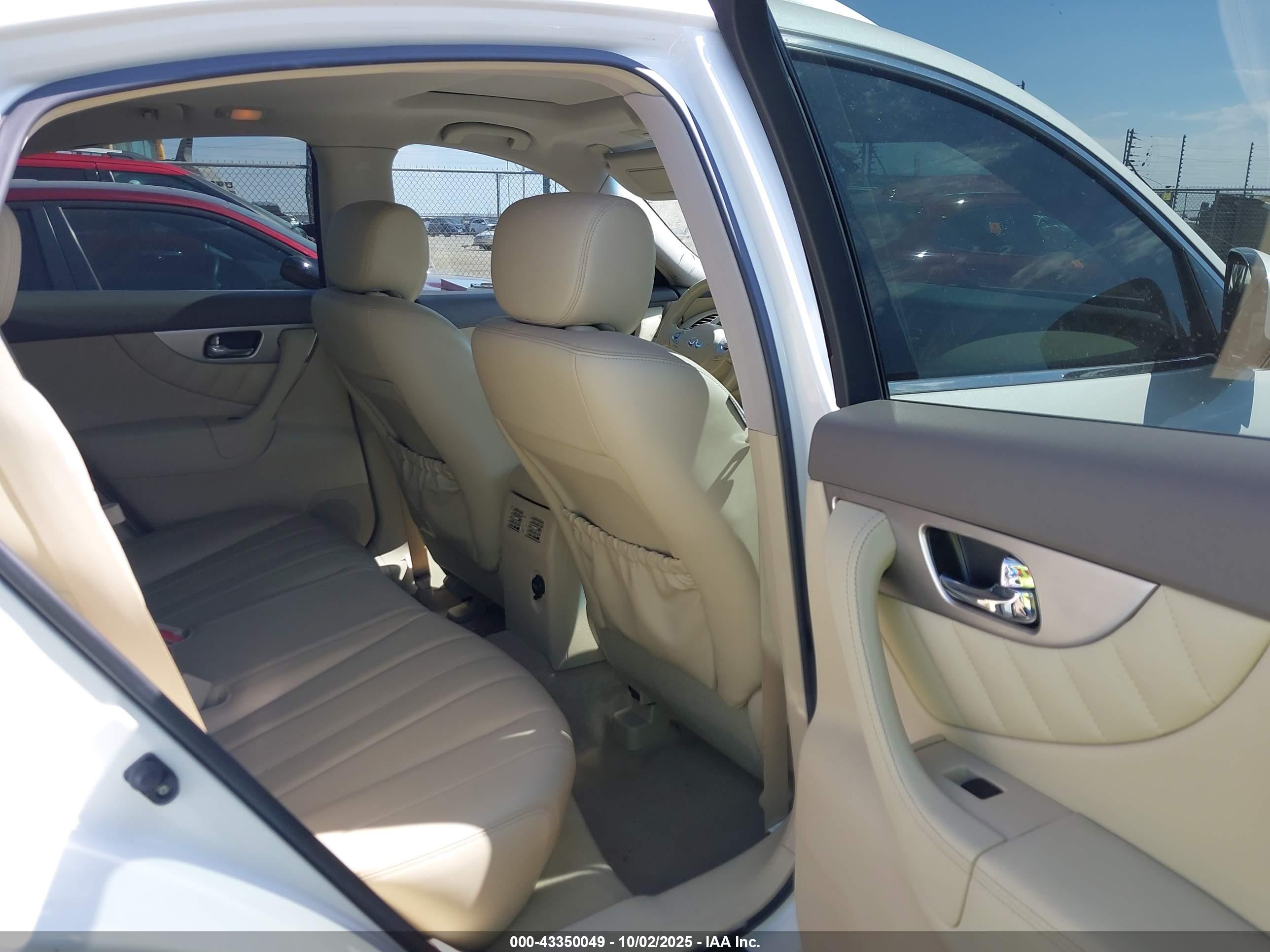 INFINITI QX70 image 8
