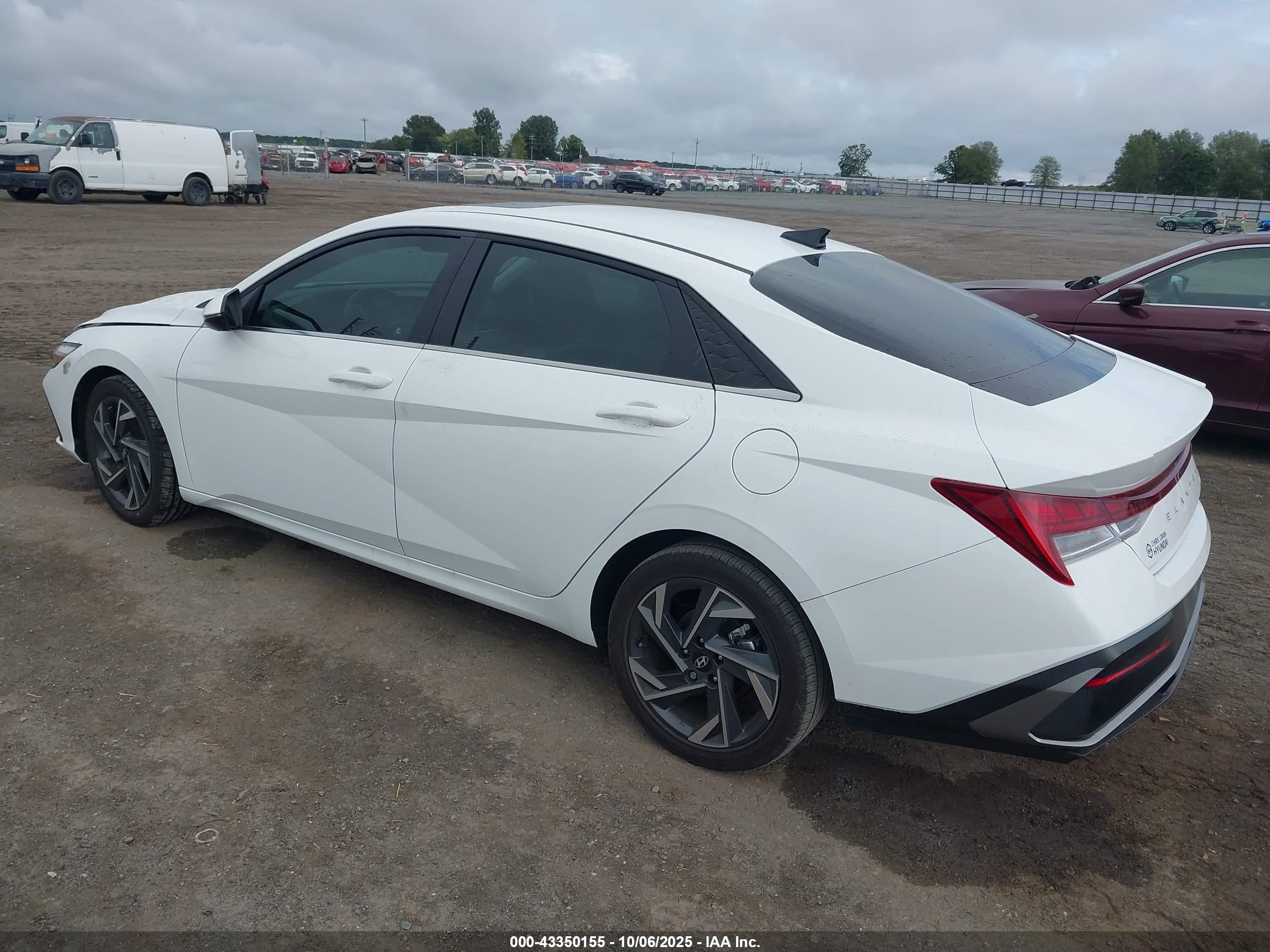 HYUNDAI ELANTRA image 3