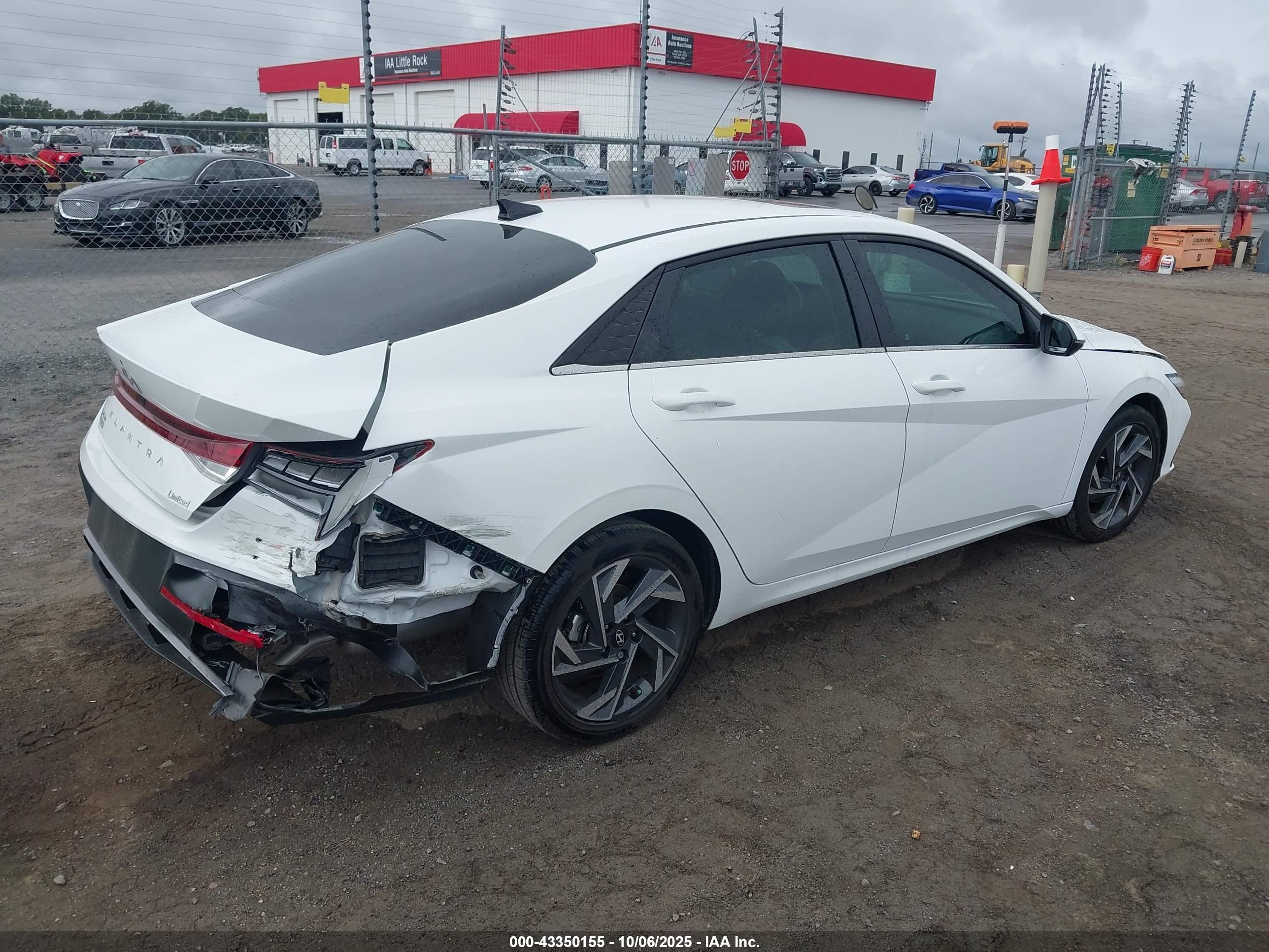 HYUNDAI ELANTRA image 4