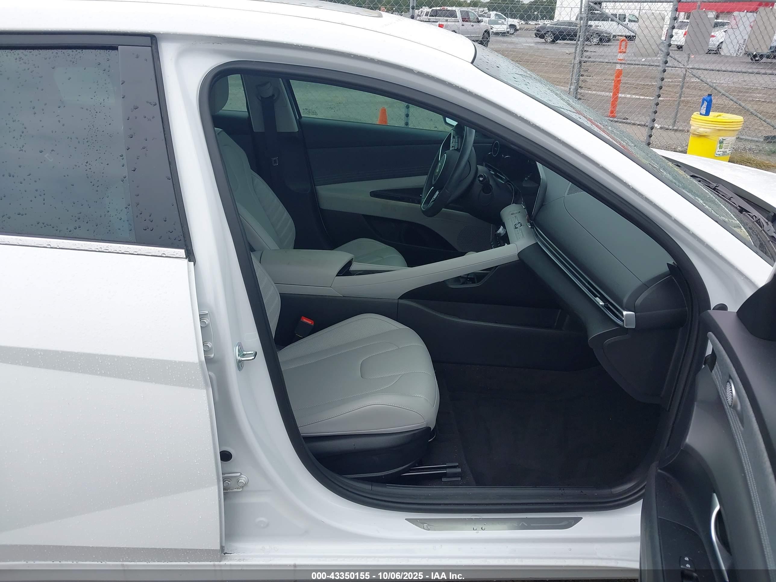 HYUNDAI ELANTRA image 5