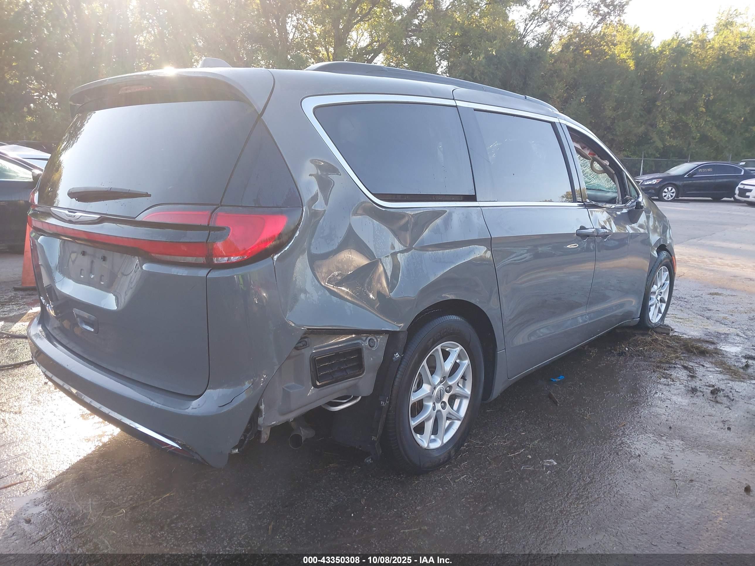 CHRYSLER PACIFICA image 4