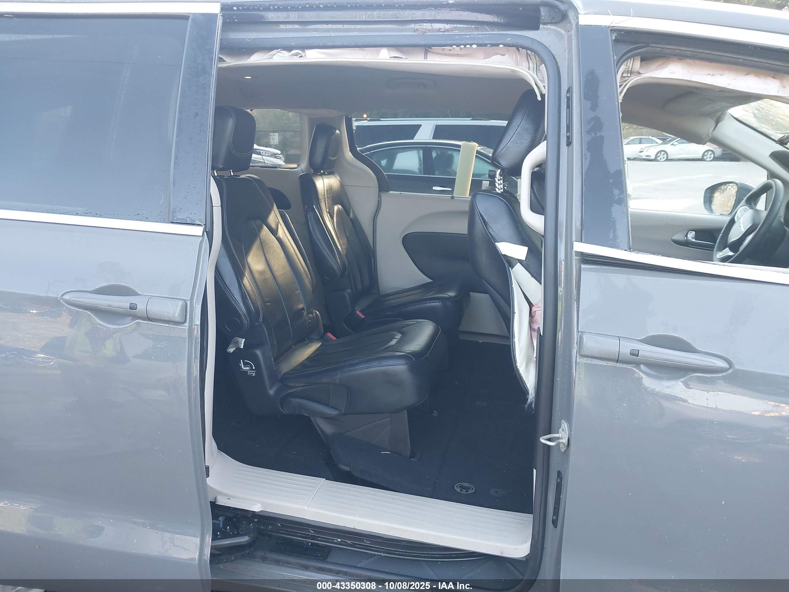 CHRYSLER PACIFICA image 8