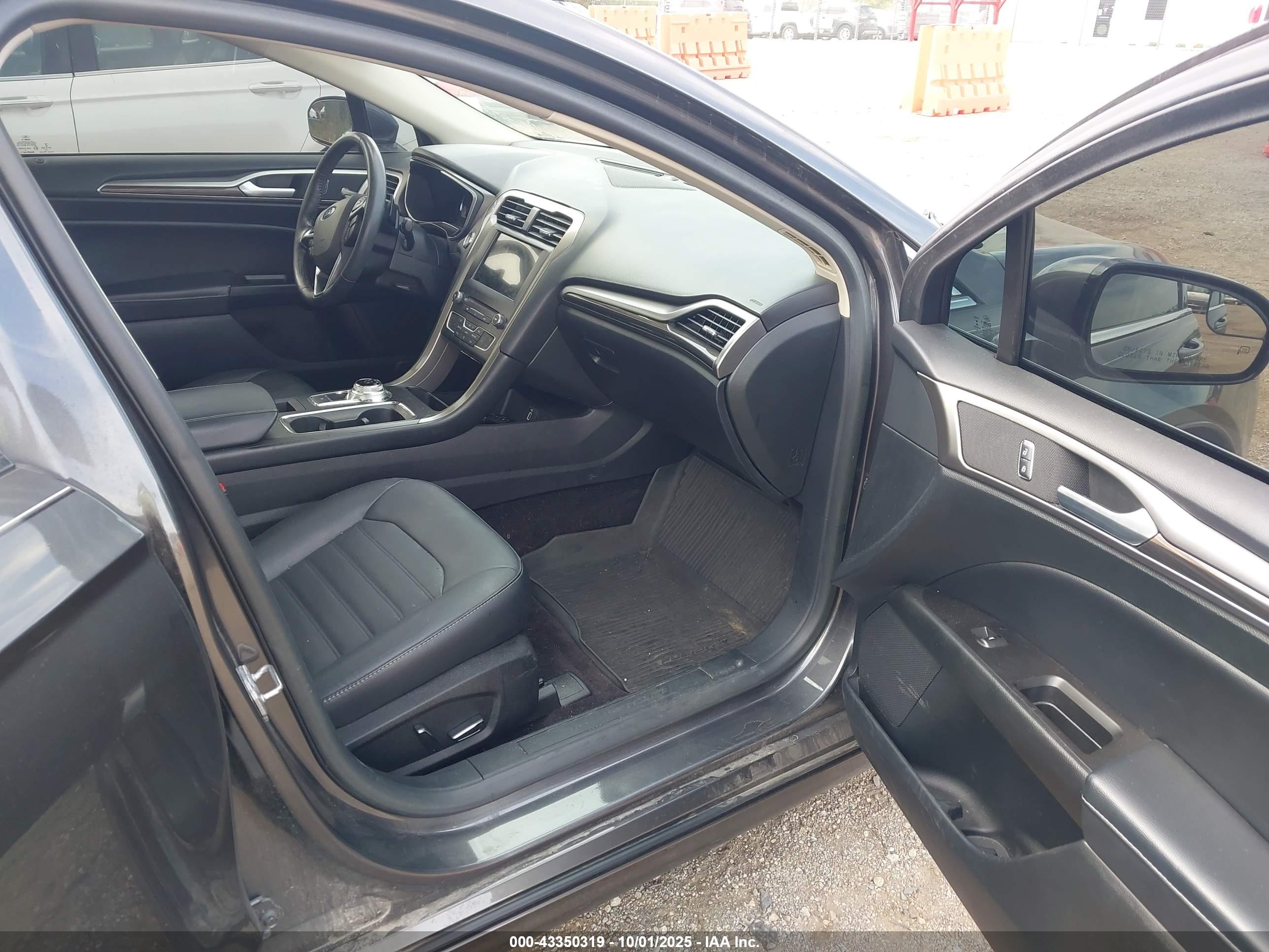 FORD FUSION image 5