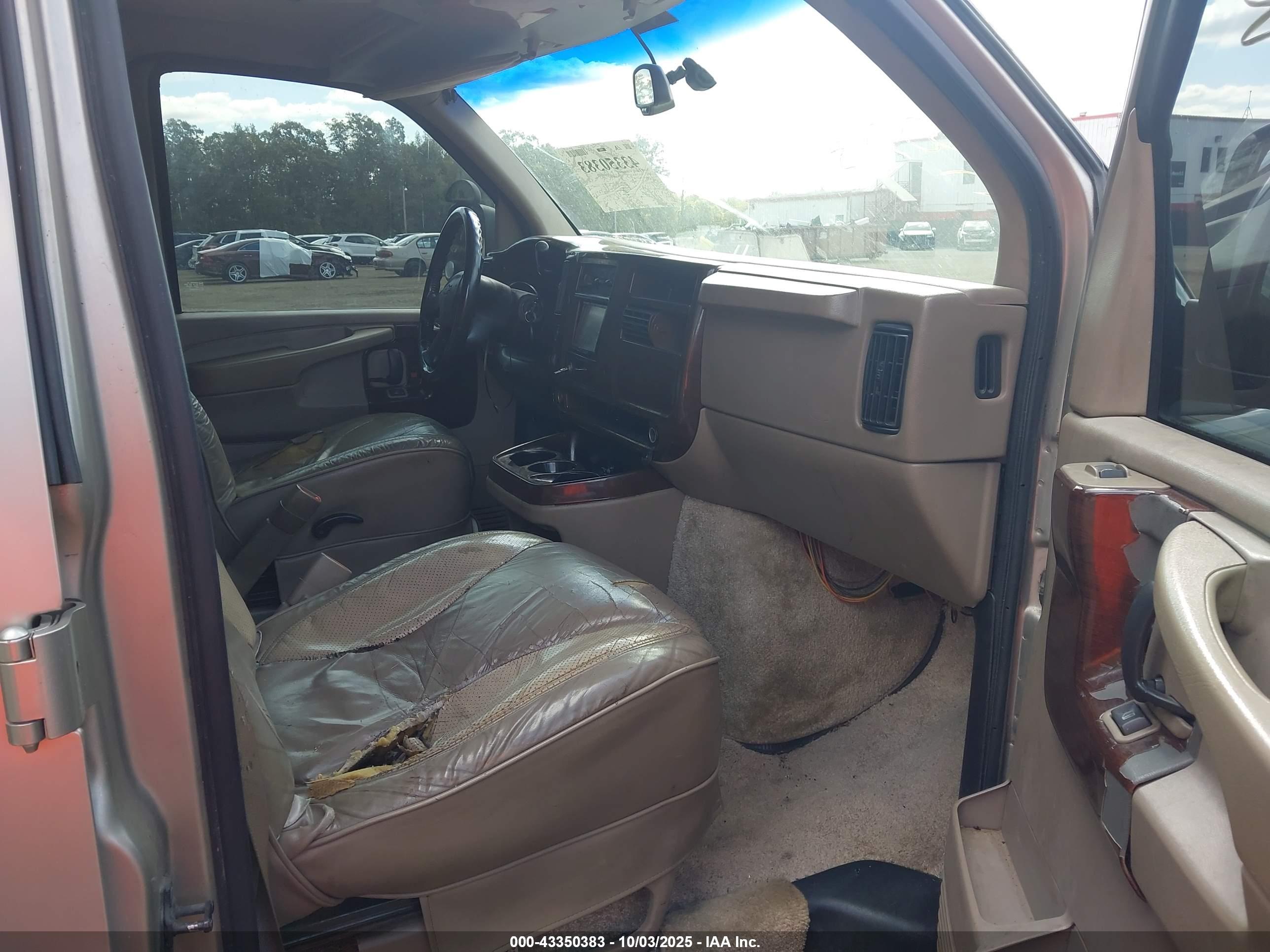 CHEVROLET EXPRESS image 5