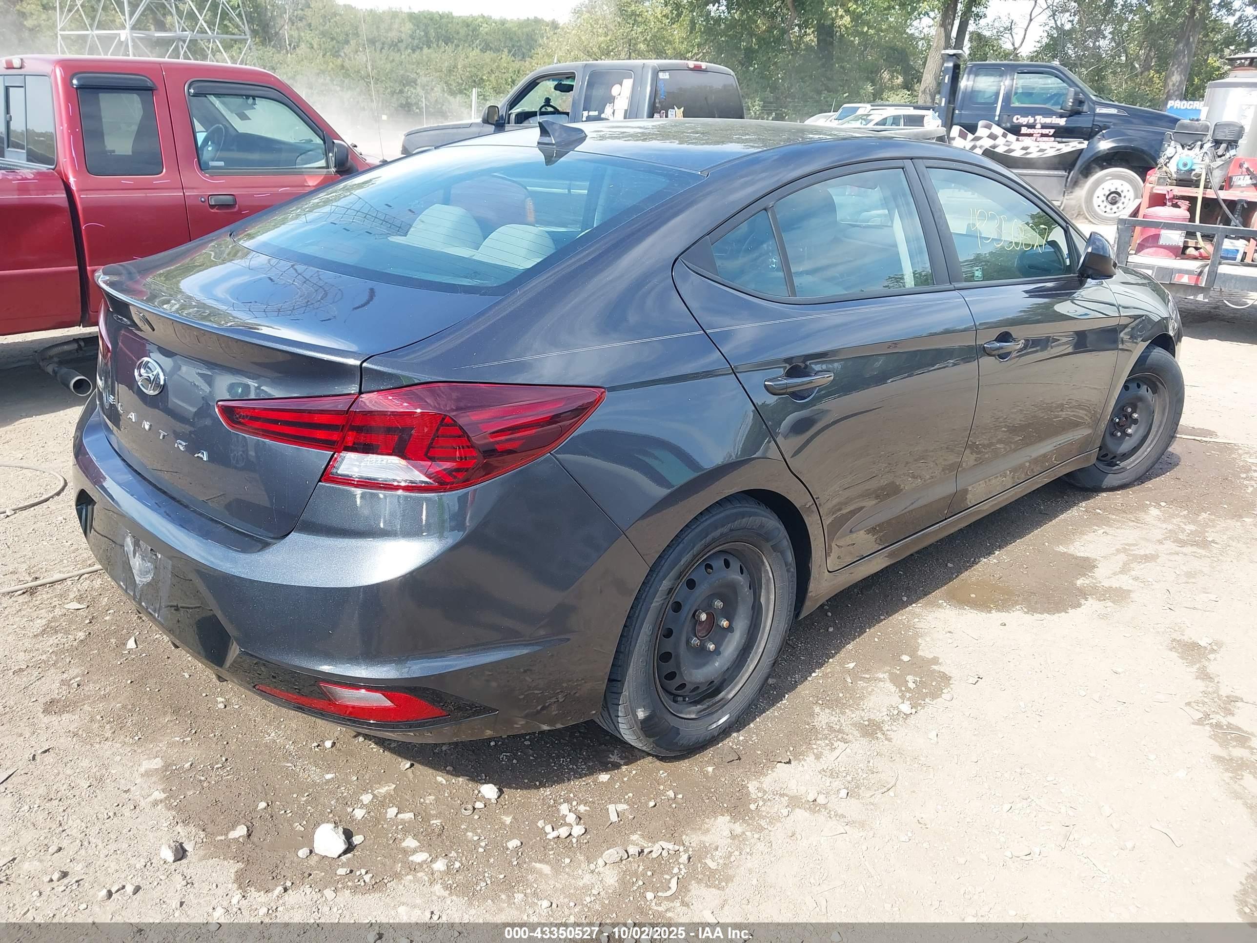 HYUNDAI ELANTRA image 4