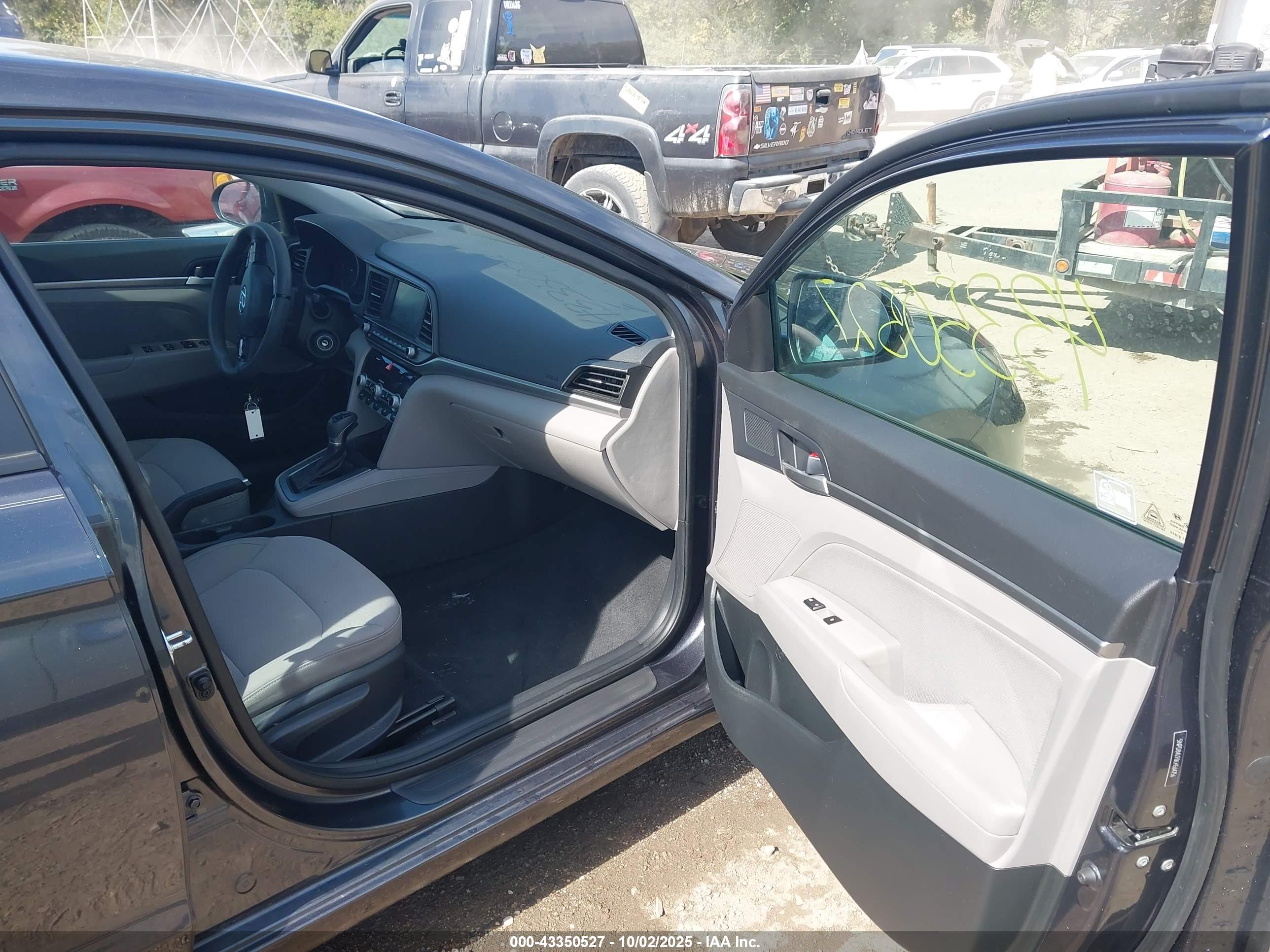 HYUNDAI ELANTRA image 5