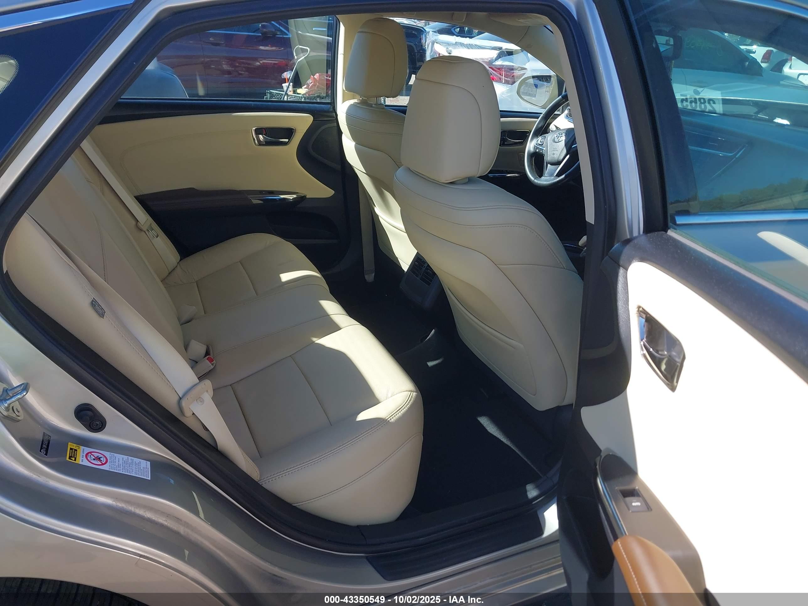 TOYOTA AVALON image 8