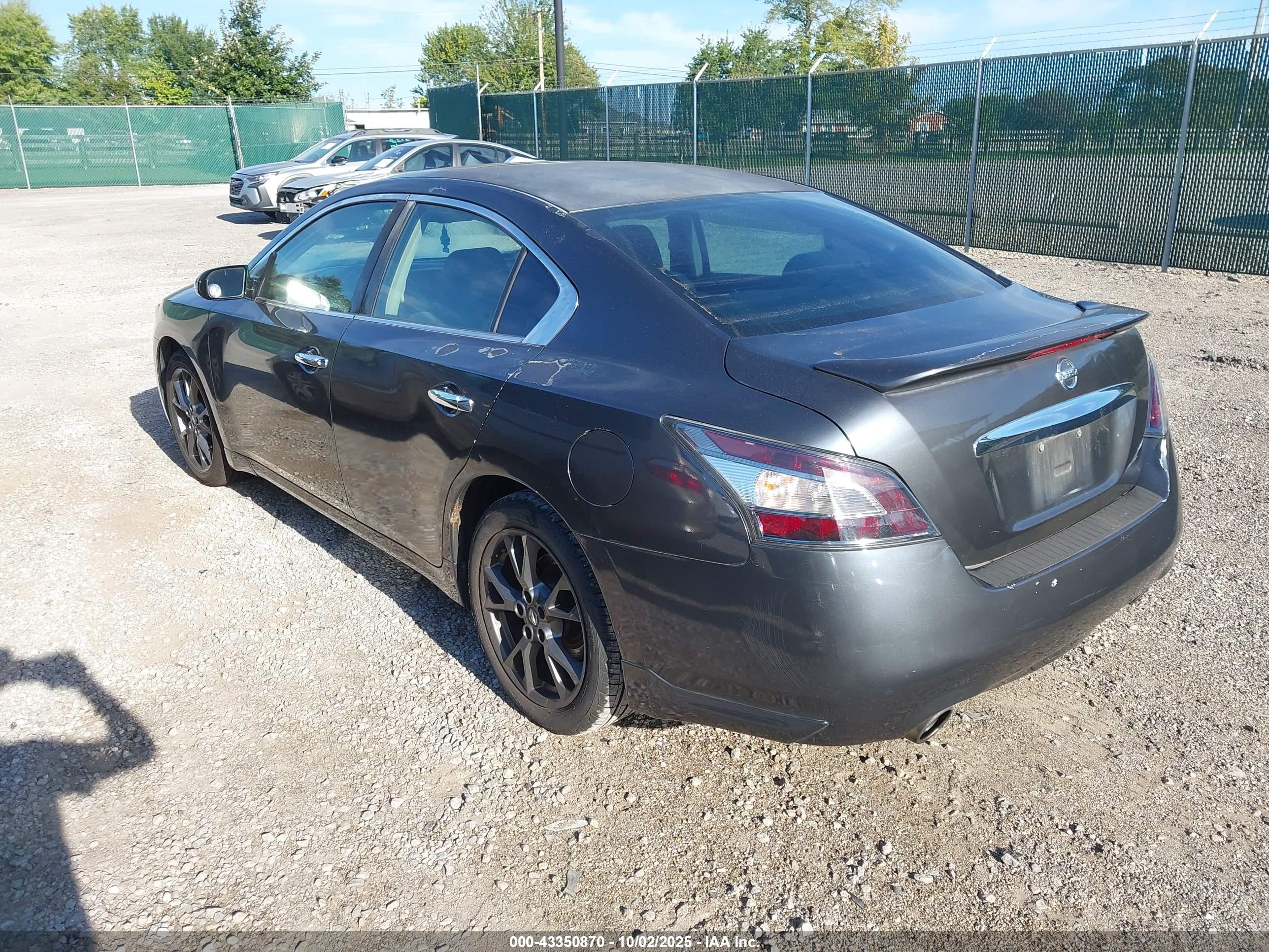 NISSAN MAXIMA image 3