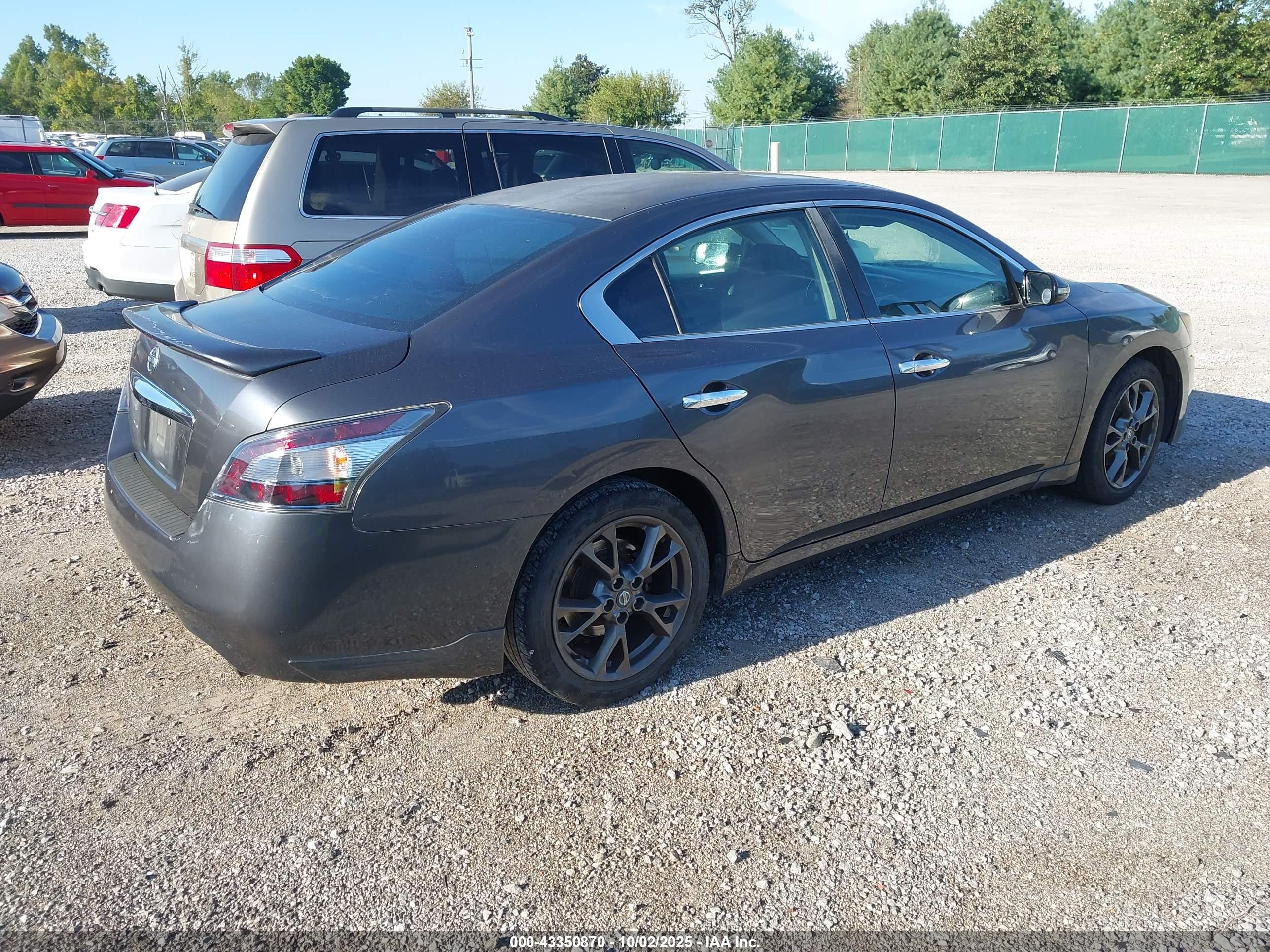 NISSAN MAXIMA image 4
