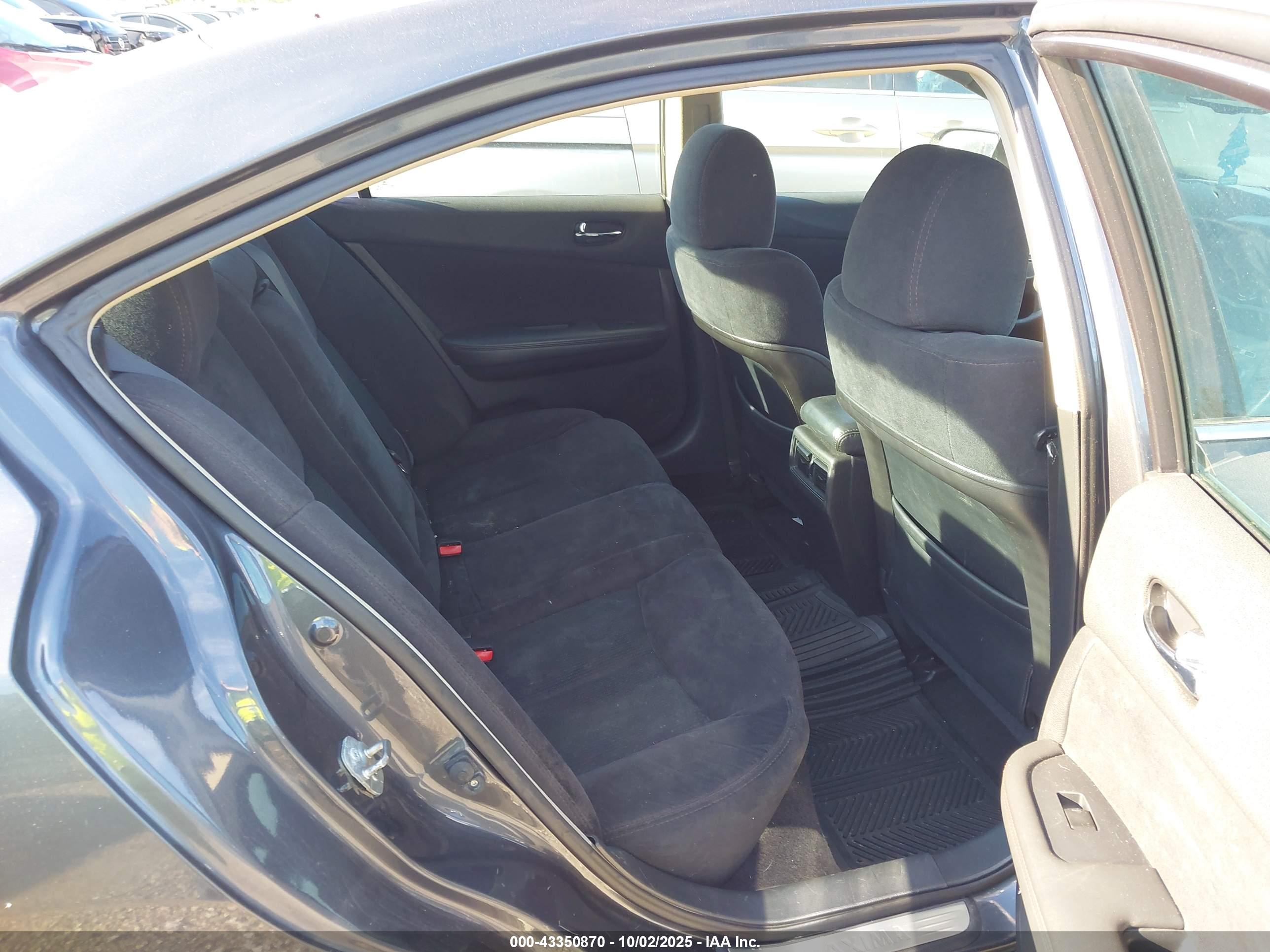 NISSAN MAXIMA image 8