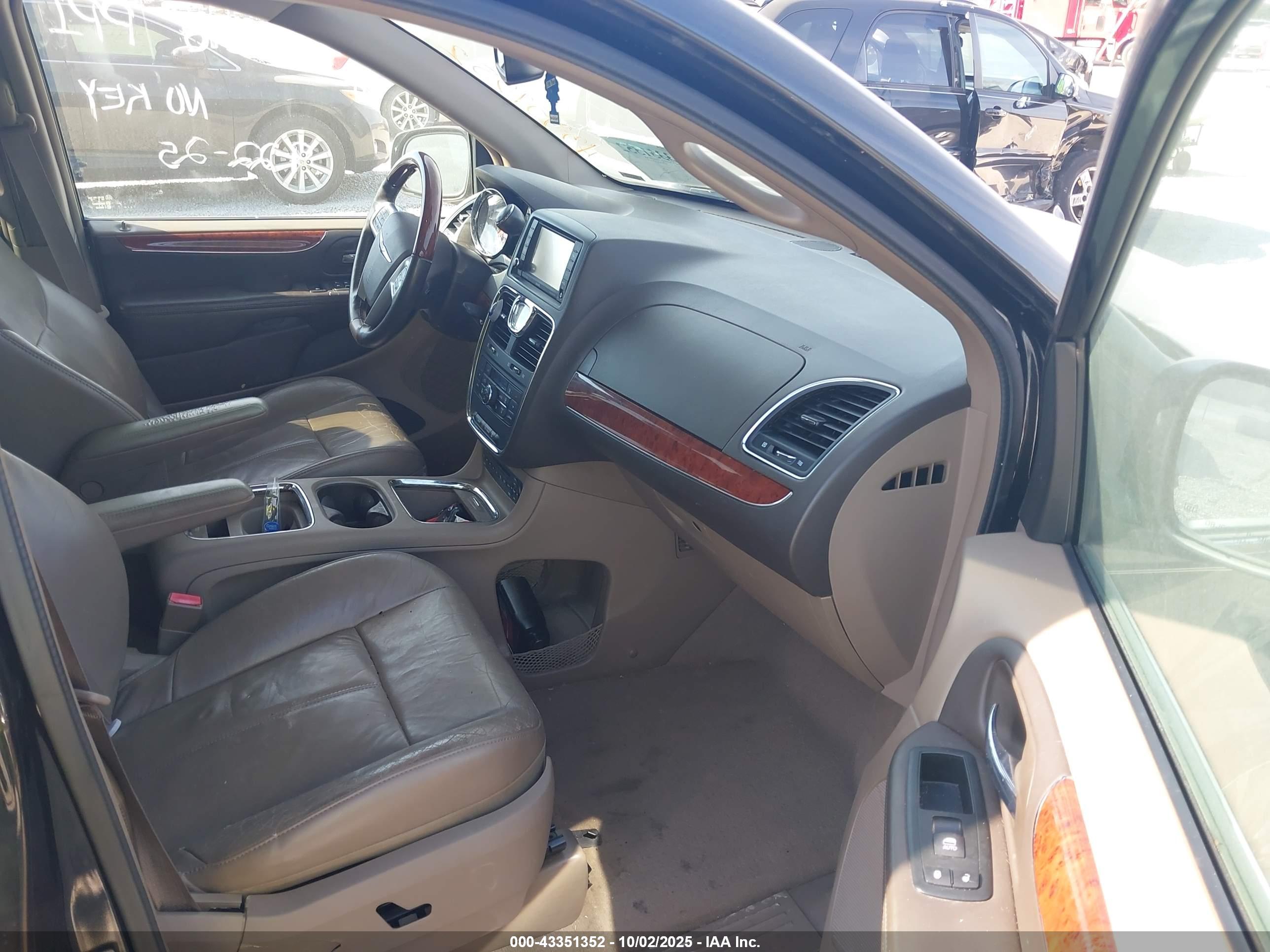 CHRYSLER TOWN image 5
