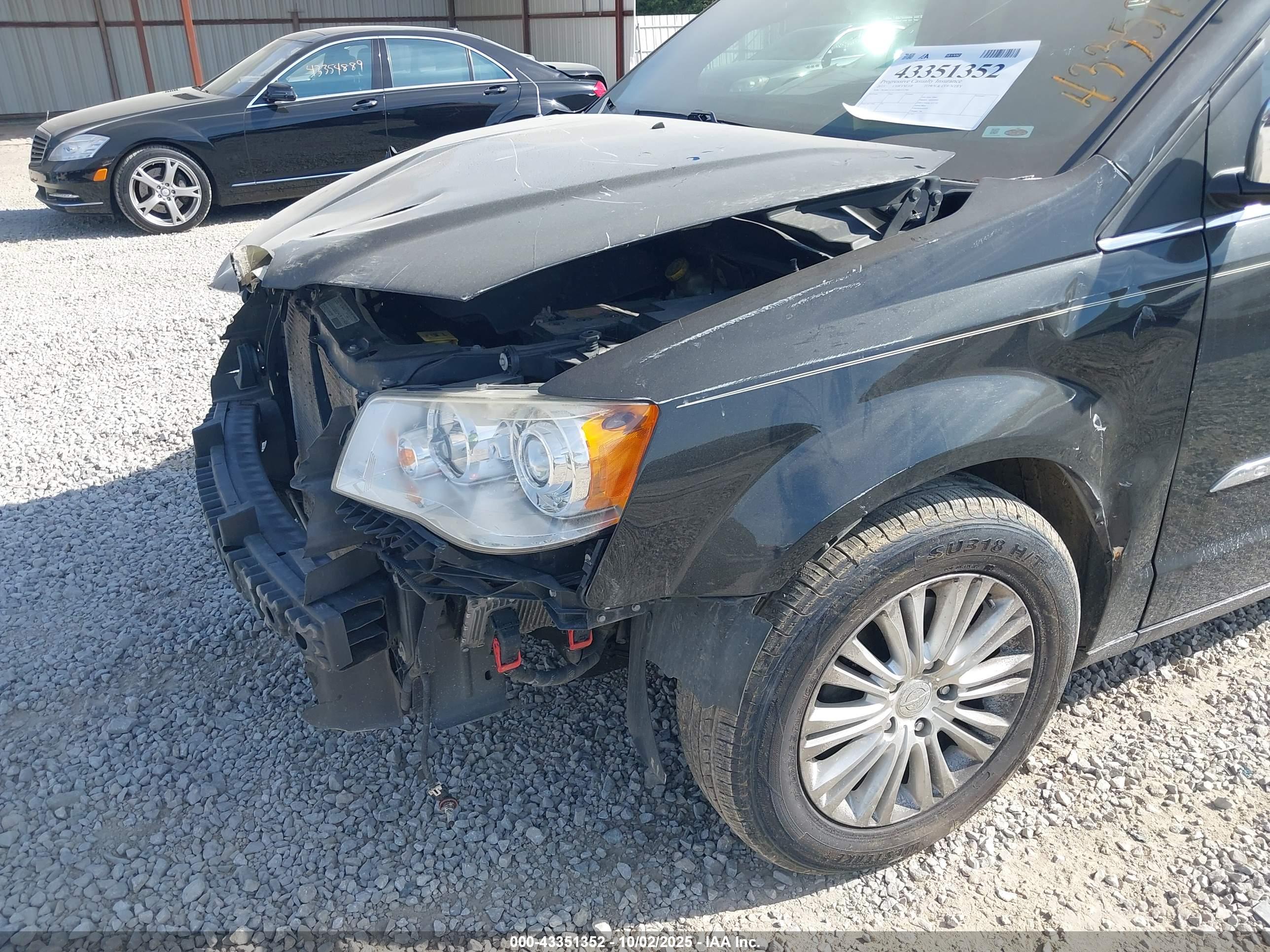 CHRYSLER TOWN image 6