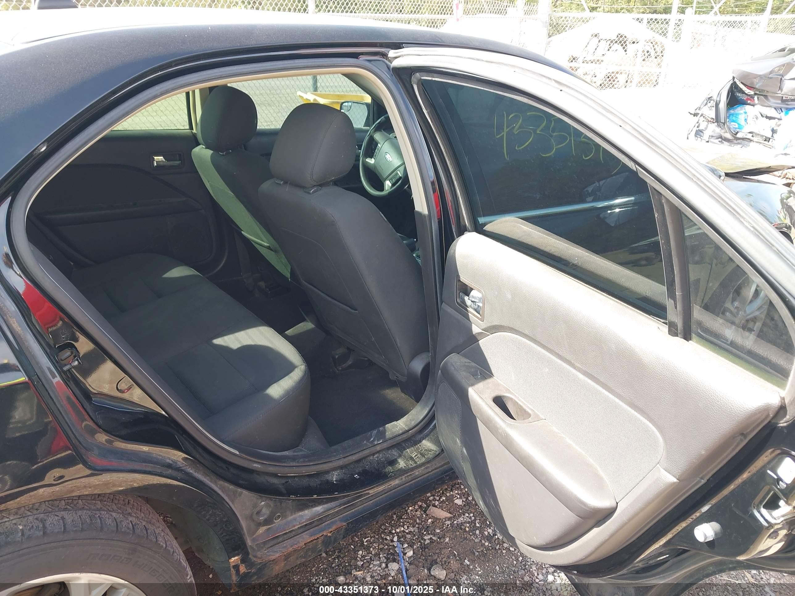FORD FUSION image 8