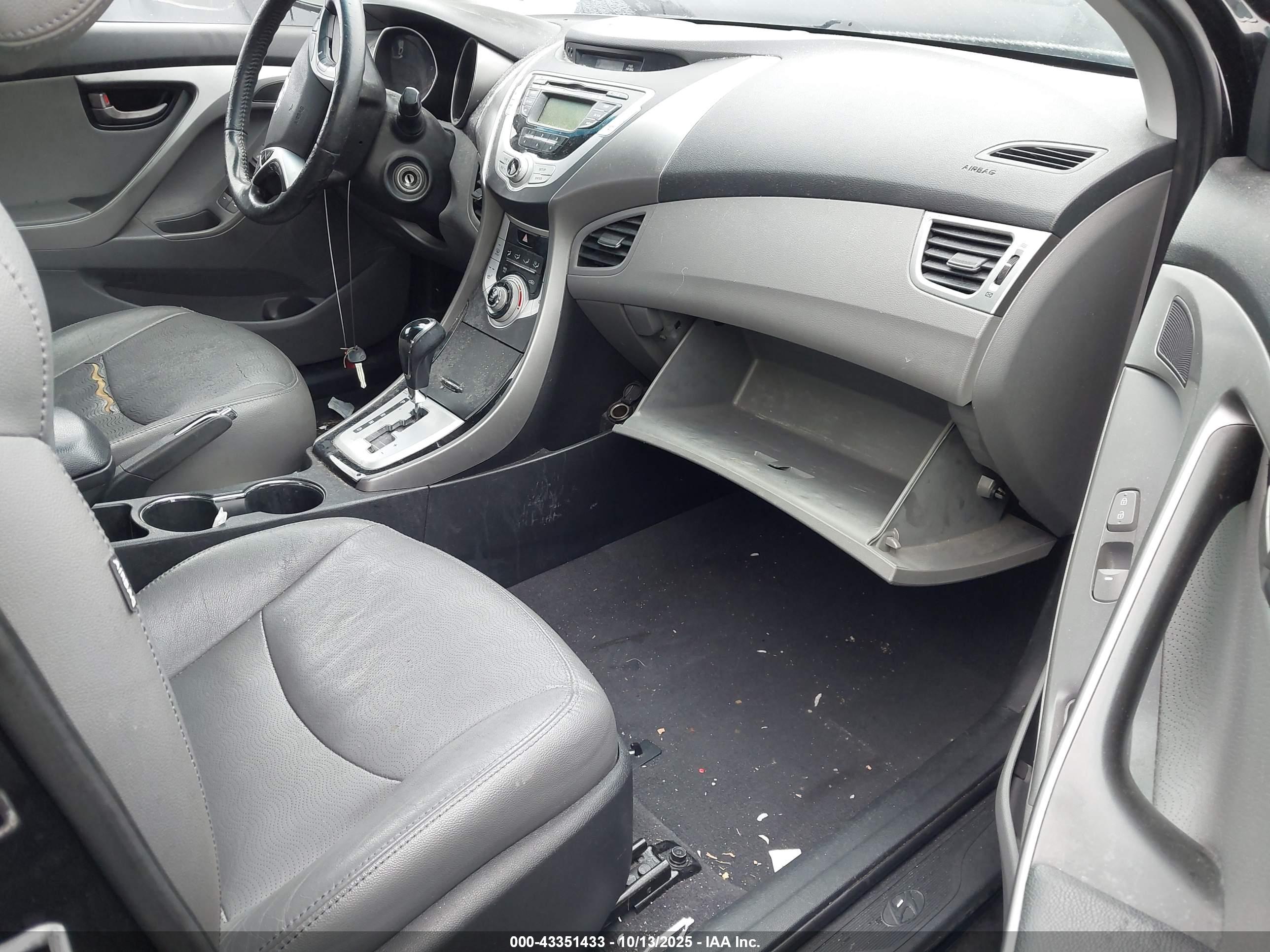 HYUNDAI ELANTRA image 8