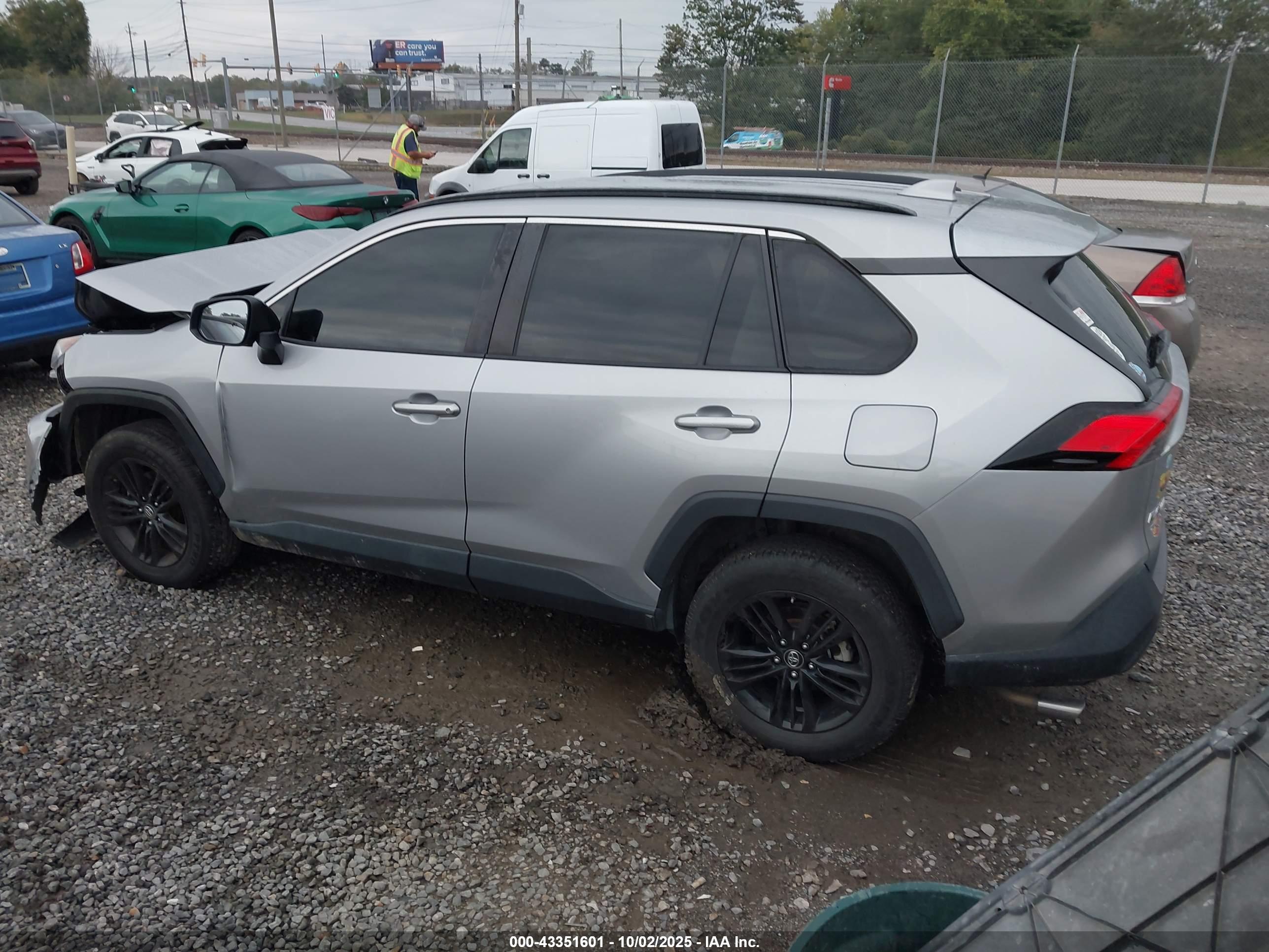 TOYOTA RAV4 image 3