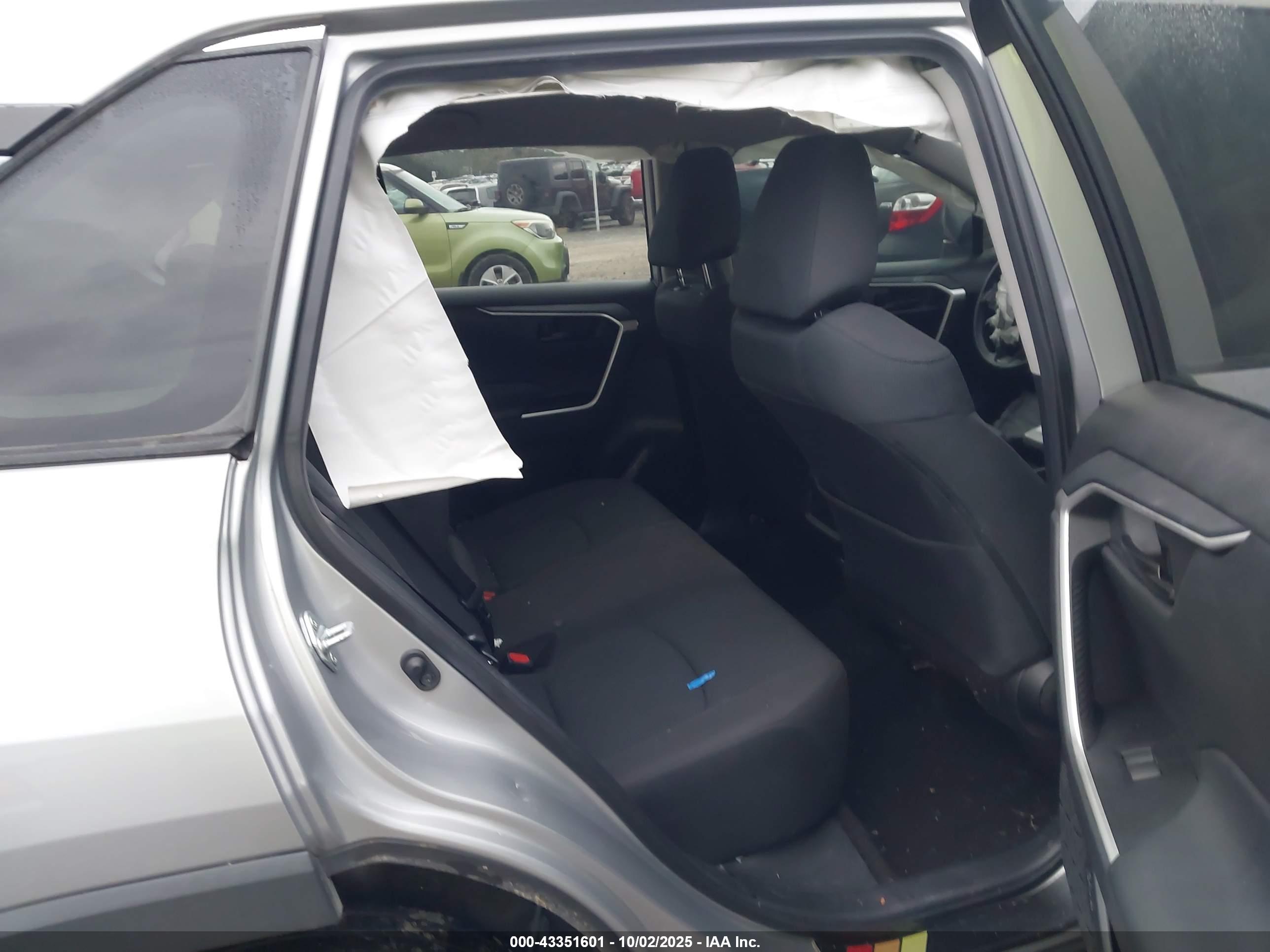 TOYOTA RAV4 image 8
