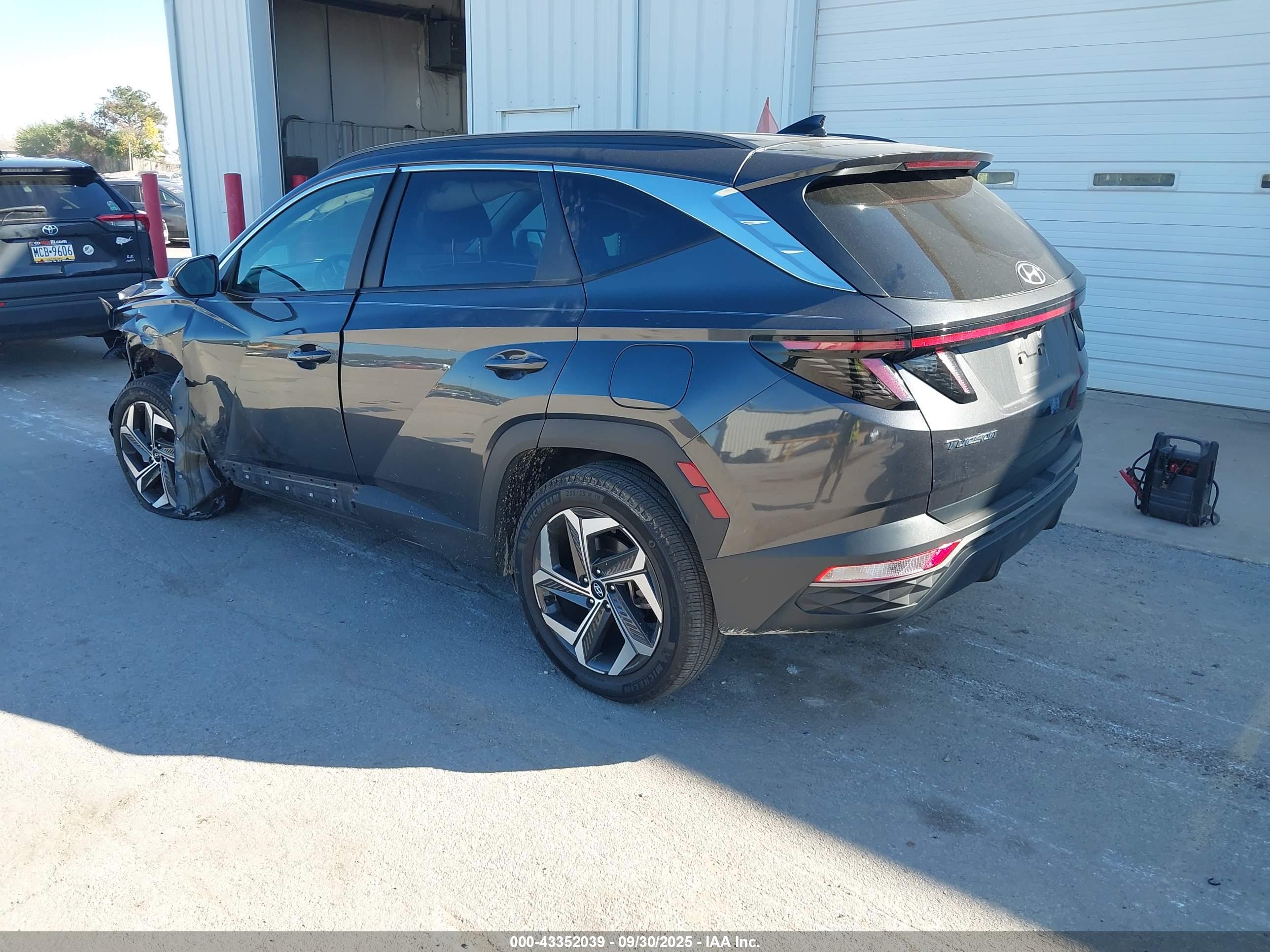 HYUNDAI TUCSON image 3