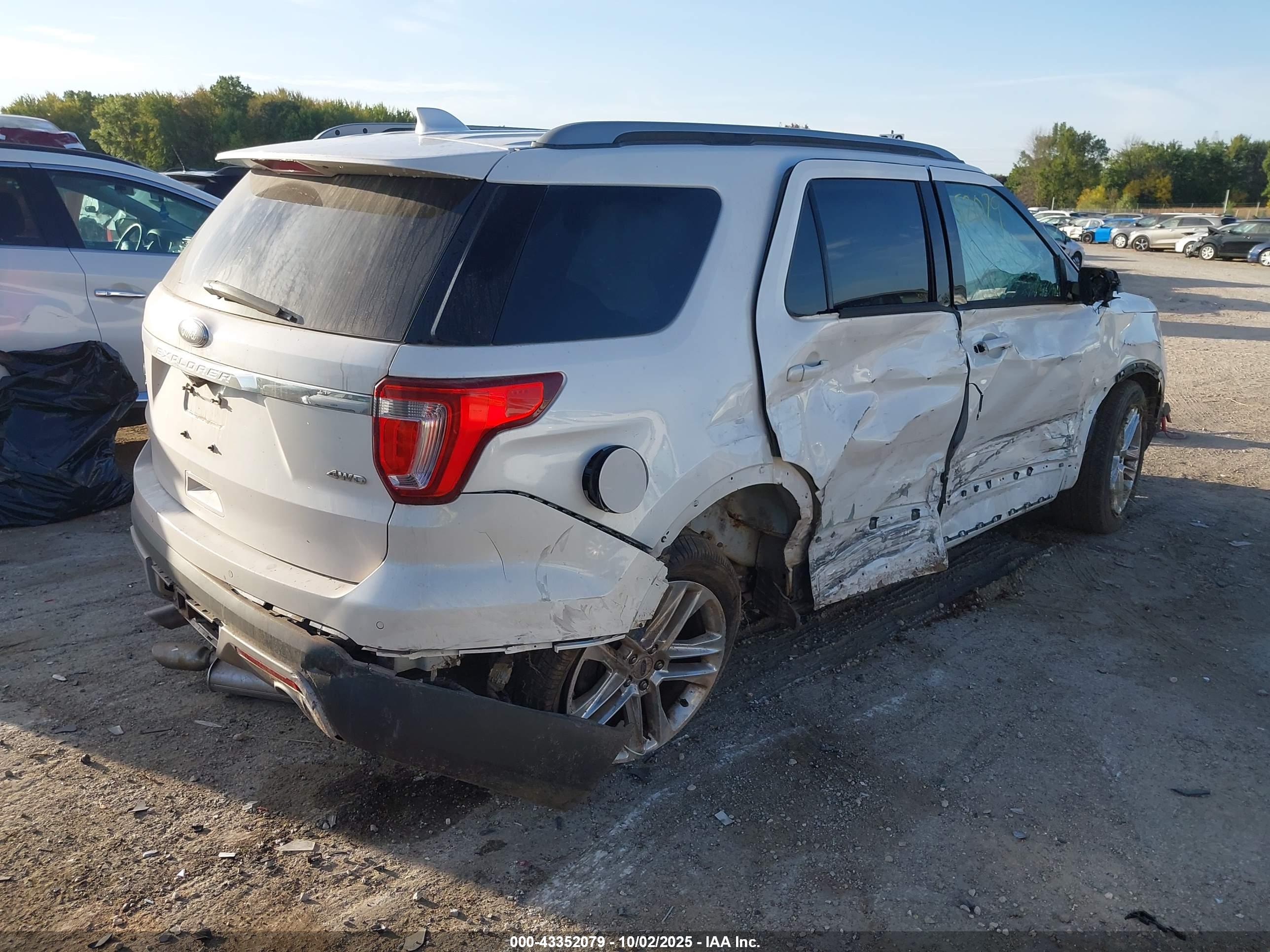 FORD EXPLORER image 4