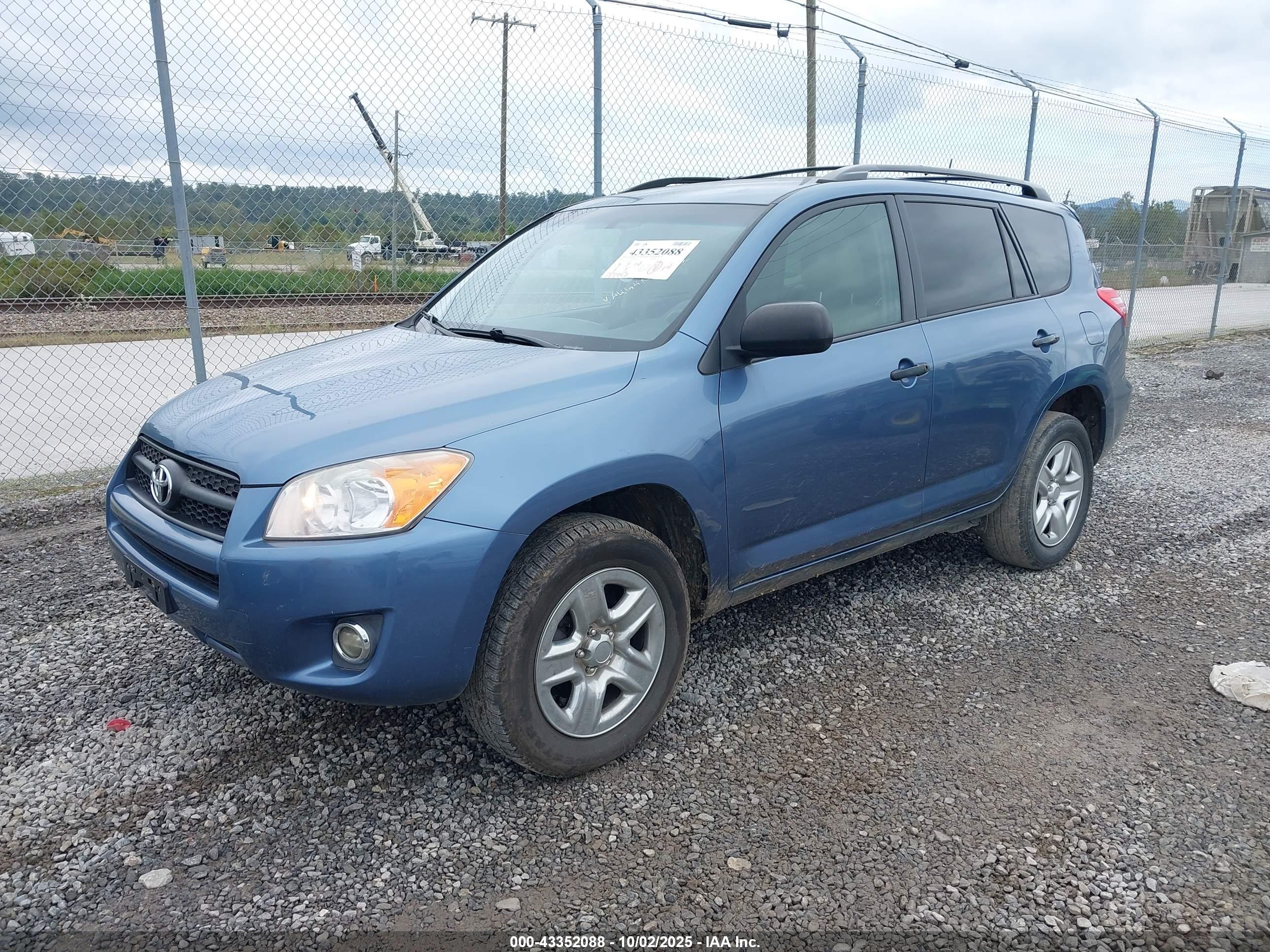 TOYOTA RAV4 image 2