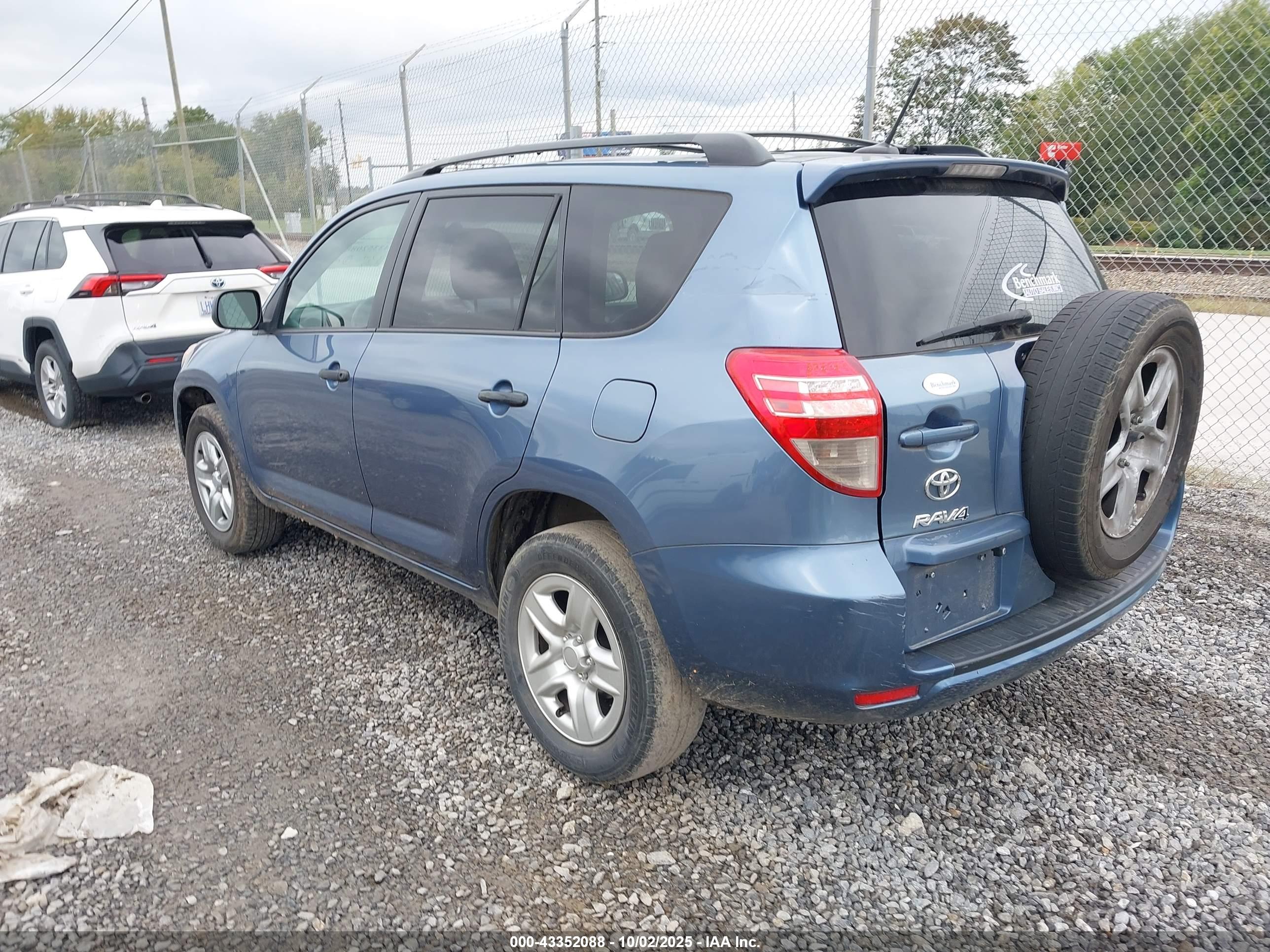 TOYOTA RAV4 image 3