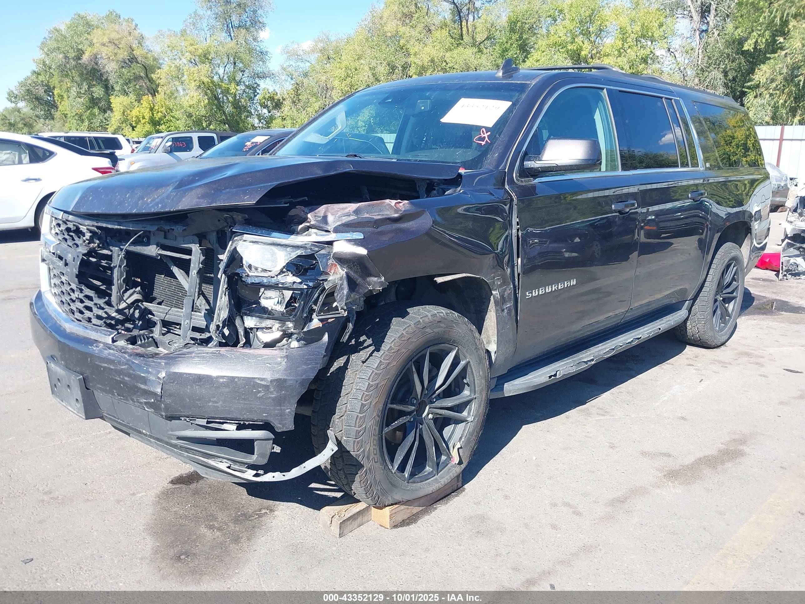 CHEVROLET SUBURBAN image 2