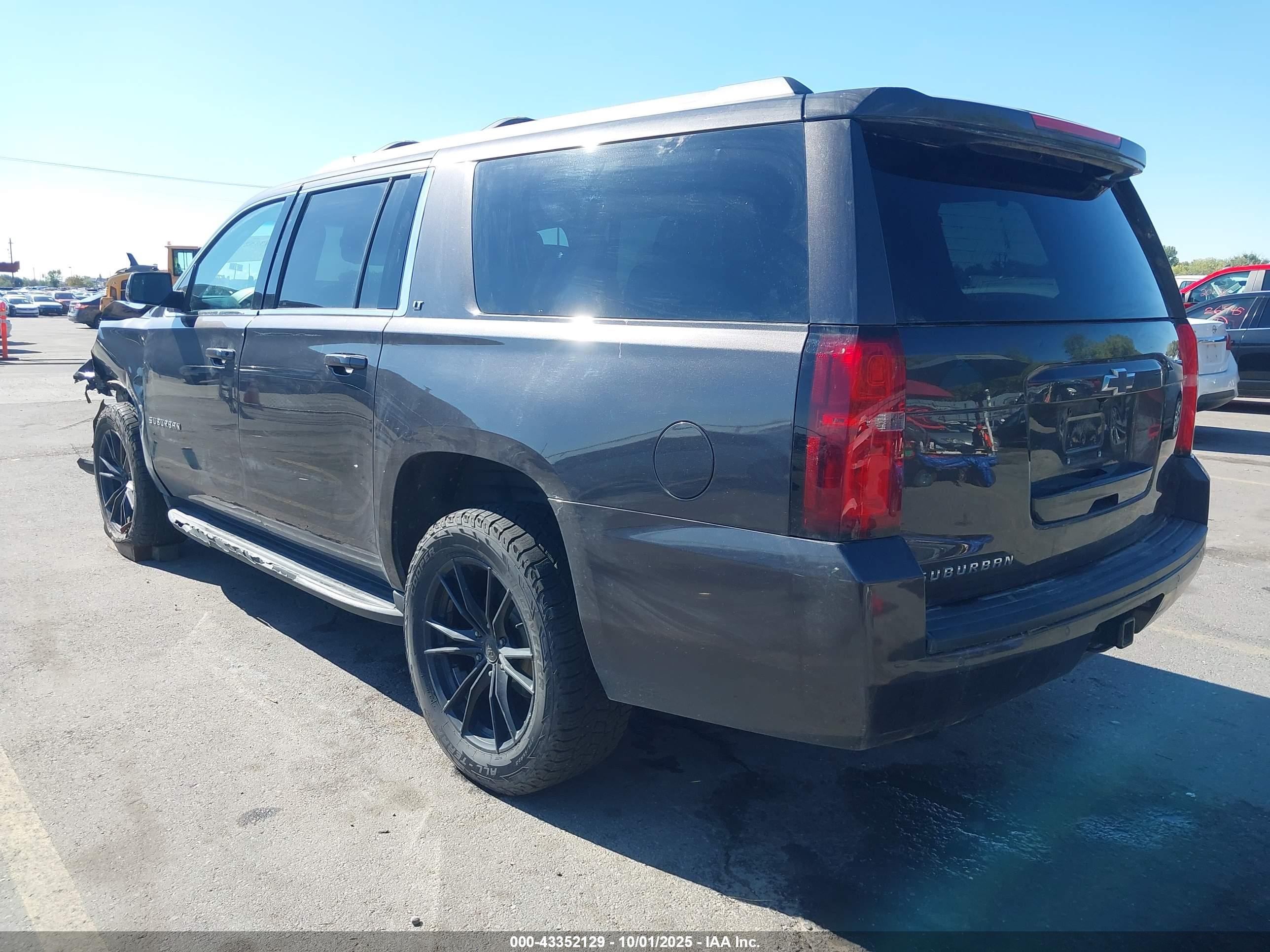 CHEVROLET SUBURBAN image 3