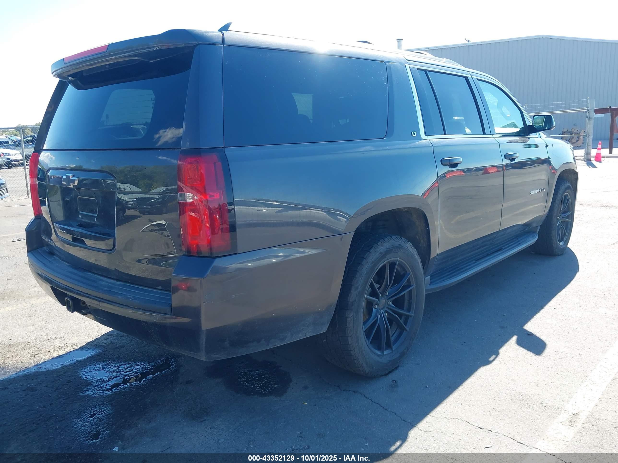 CHEVROLET SUBURBAN image 4