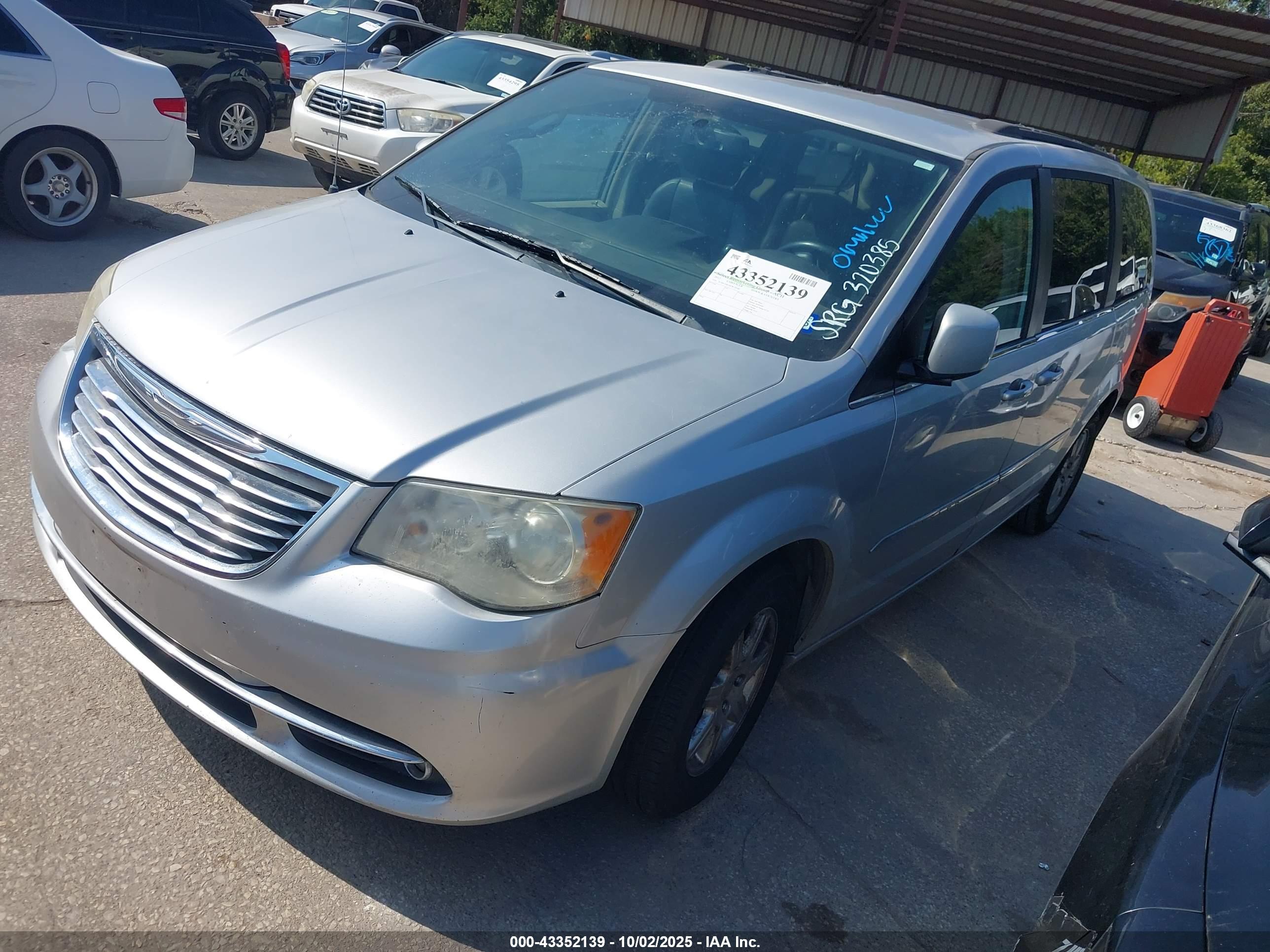 CHRYSLER TOWN image 2