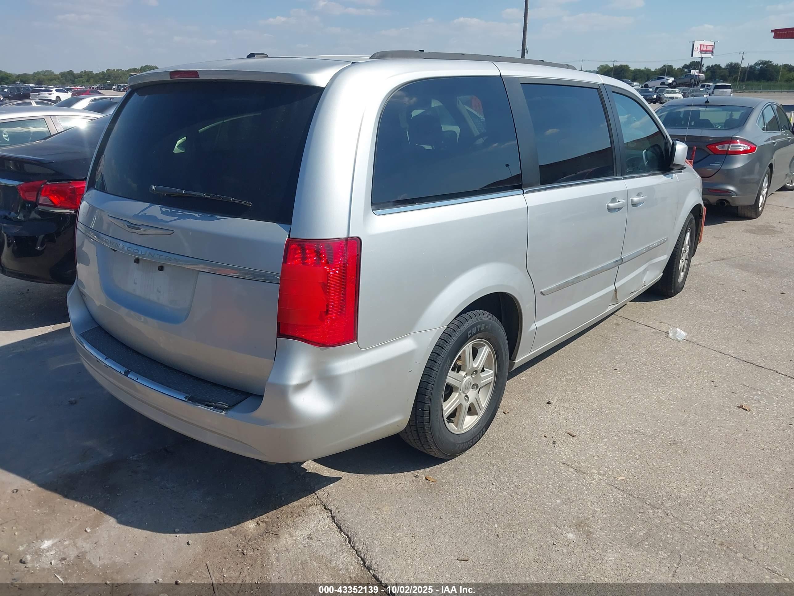 CHRYSLER TOWN image 4