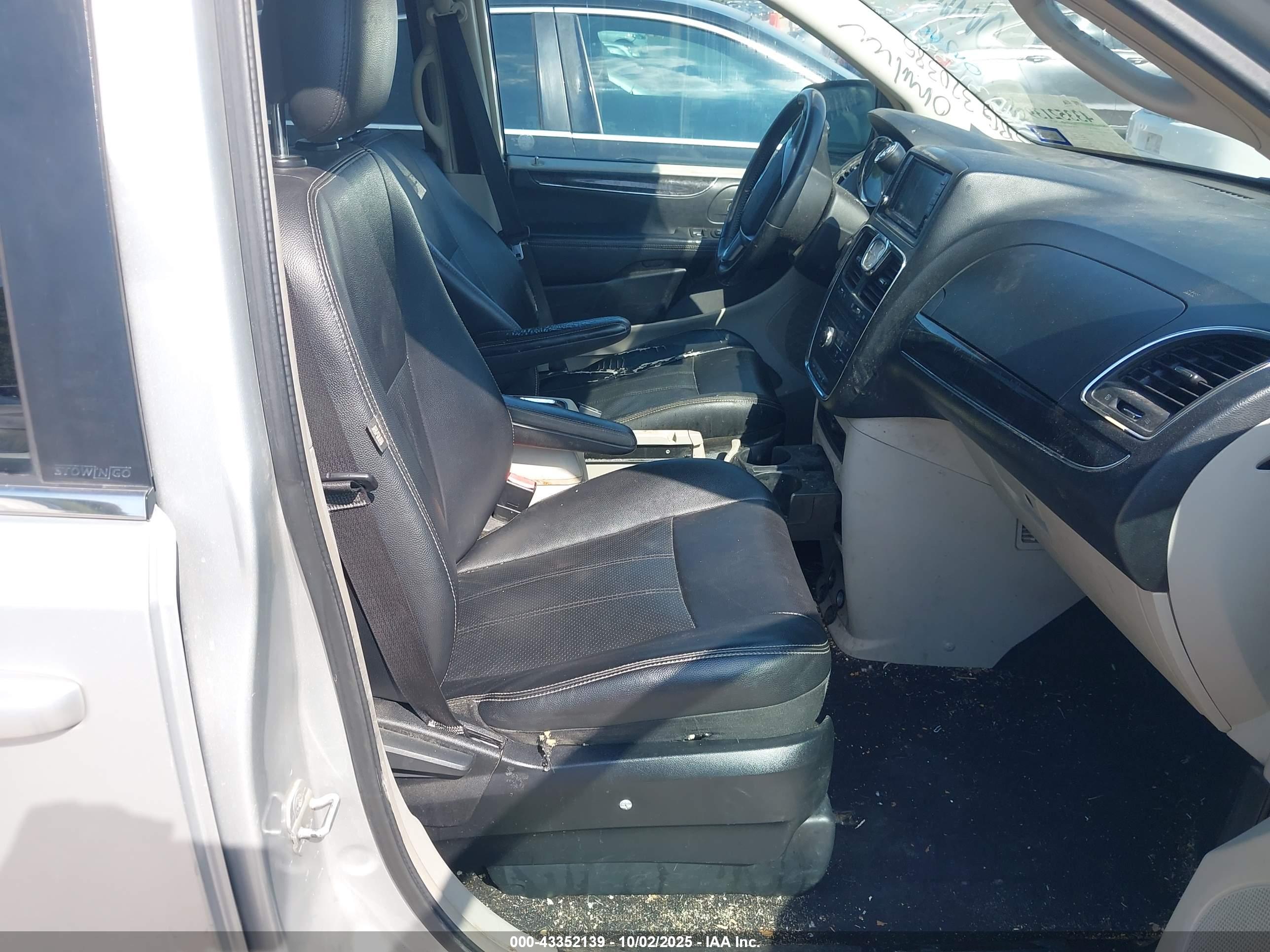CHRYSLER TOWN image 5