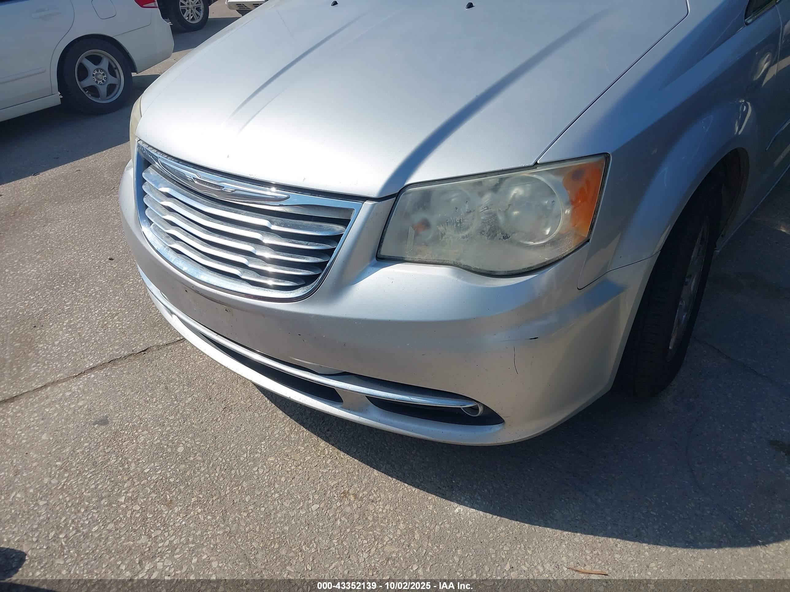 CHRYSLER TOWN image 6