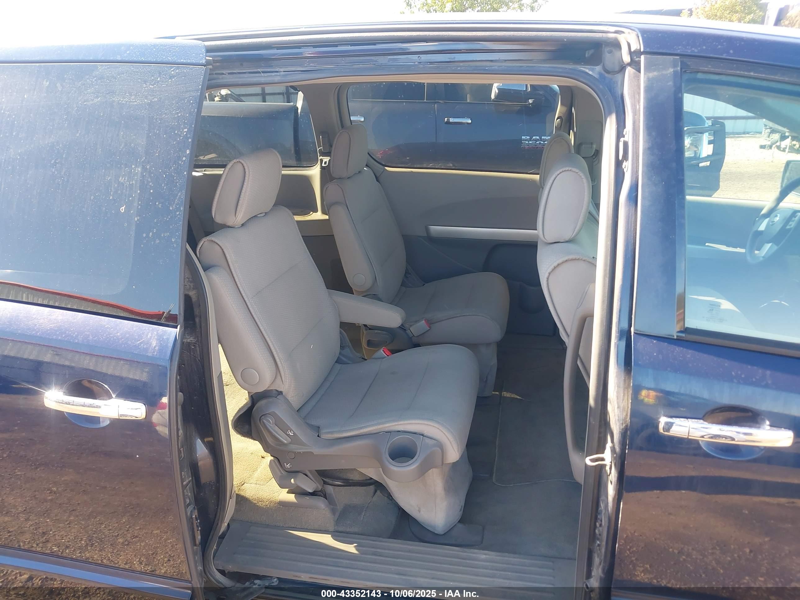 NISSAN QUEST image 8