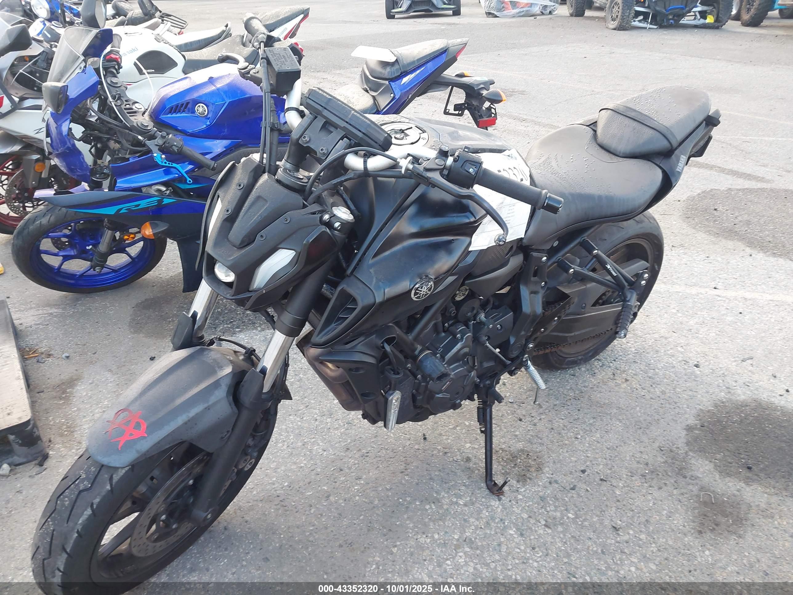 YAMAHA MT07 image 2