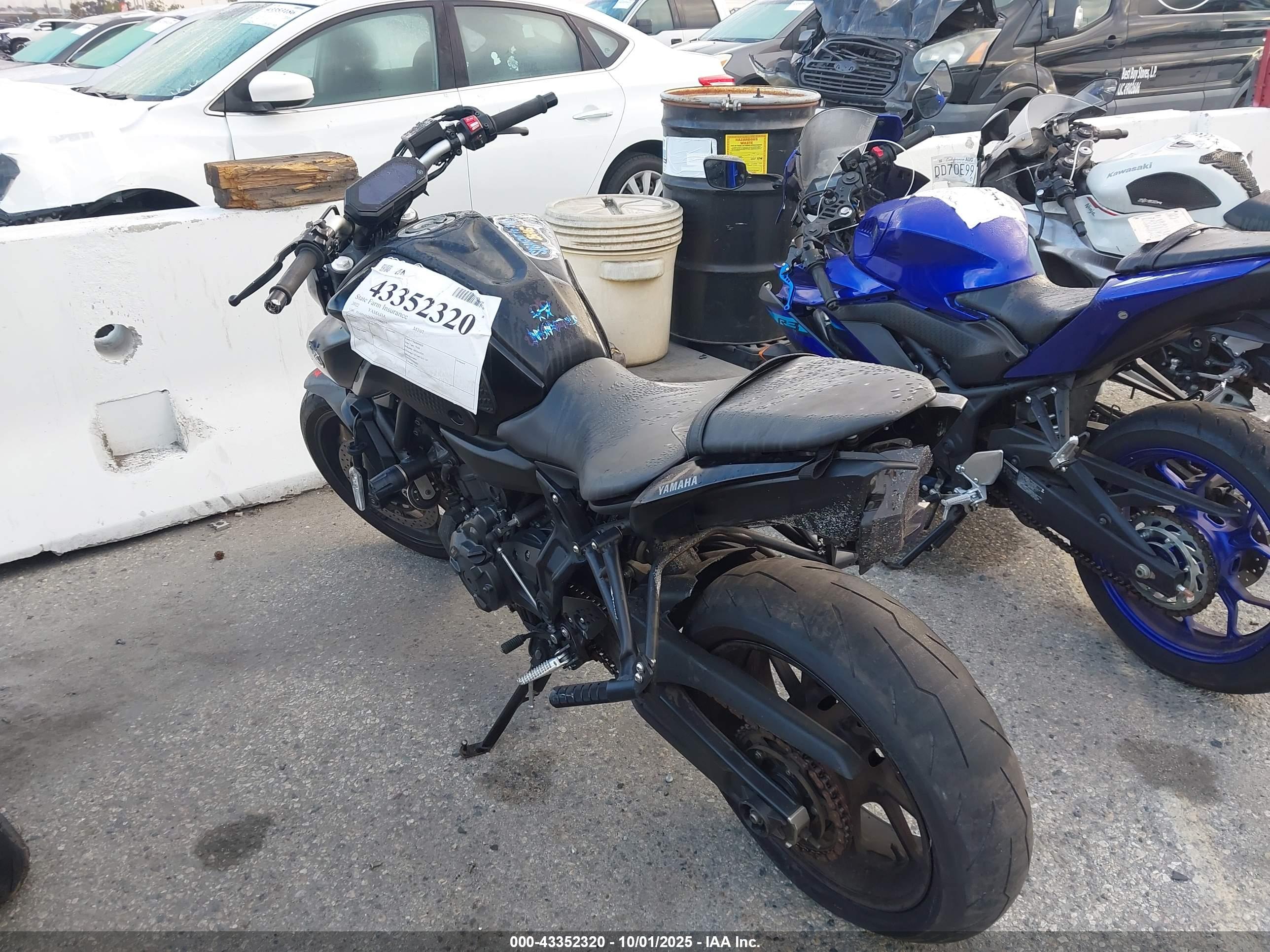 YAMAHA MT07 image 3