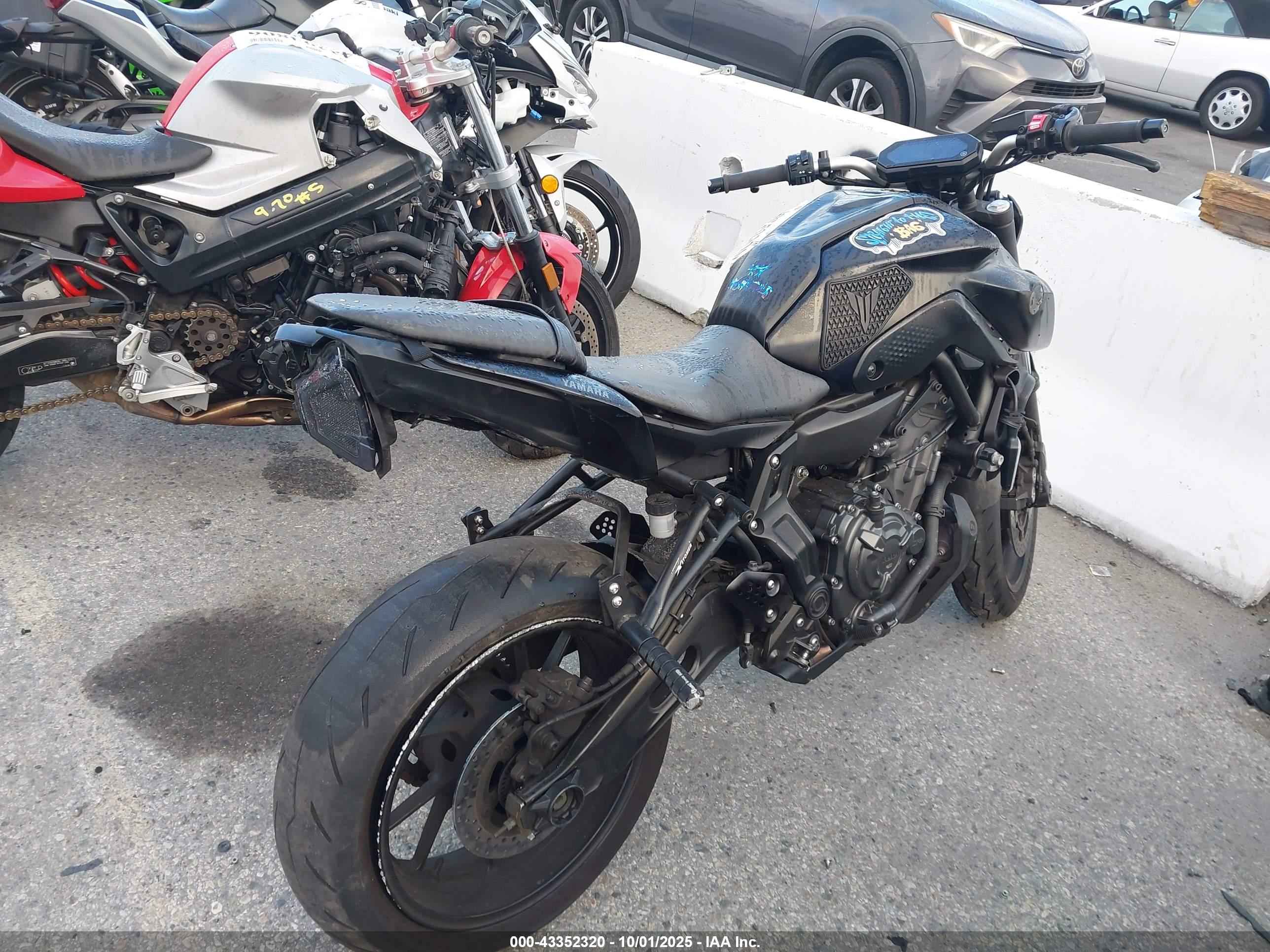 YAMAHA MT07 image 4