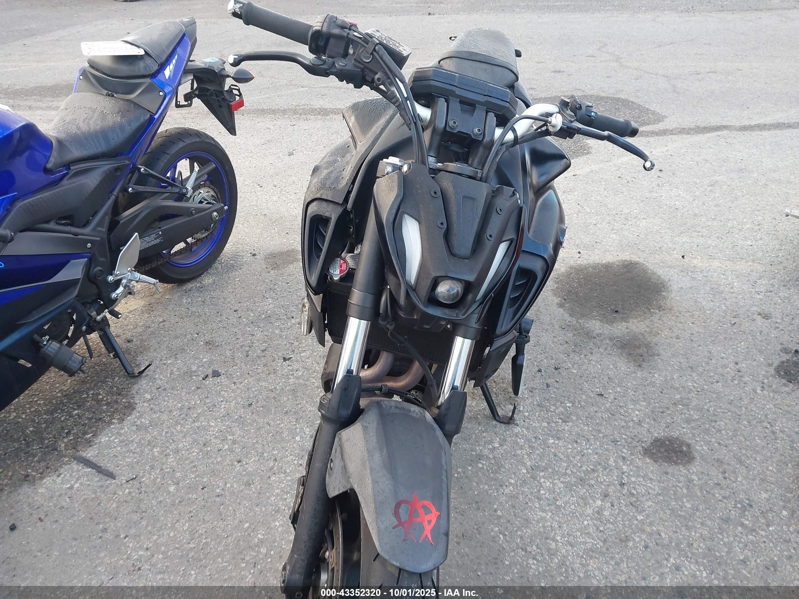 YAMAHA MT07 image 5