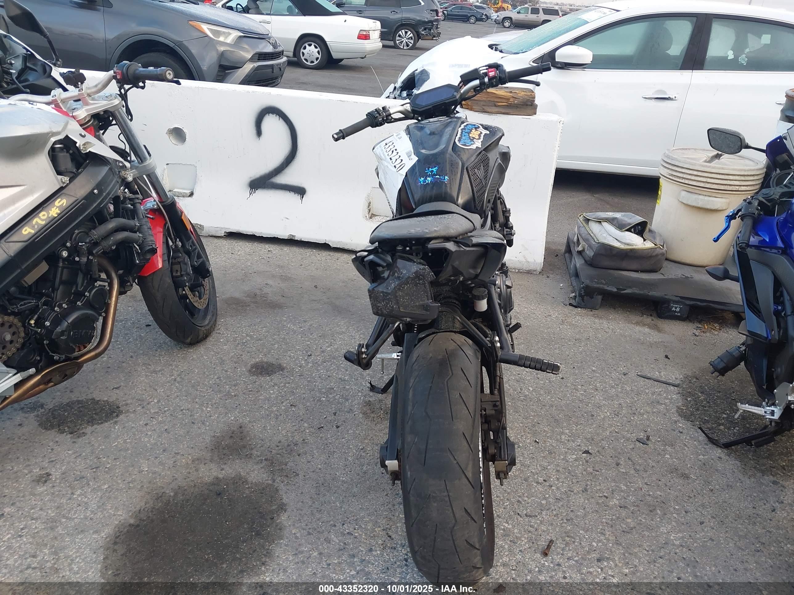 YAMAHA MT07 image 6