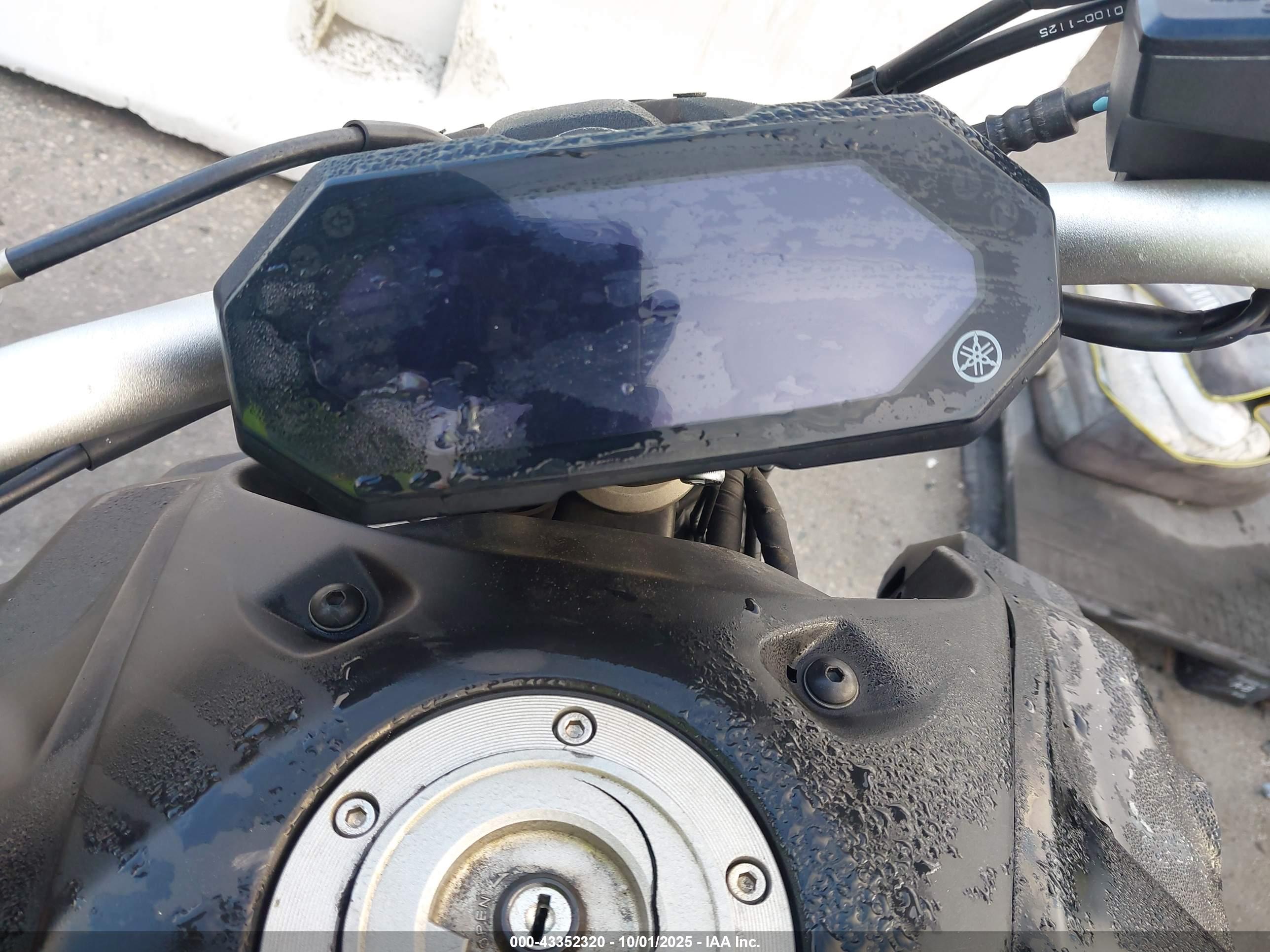 YAMAHA MT07 image 7