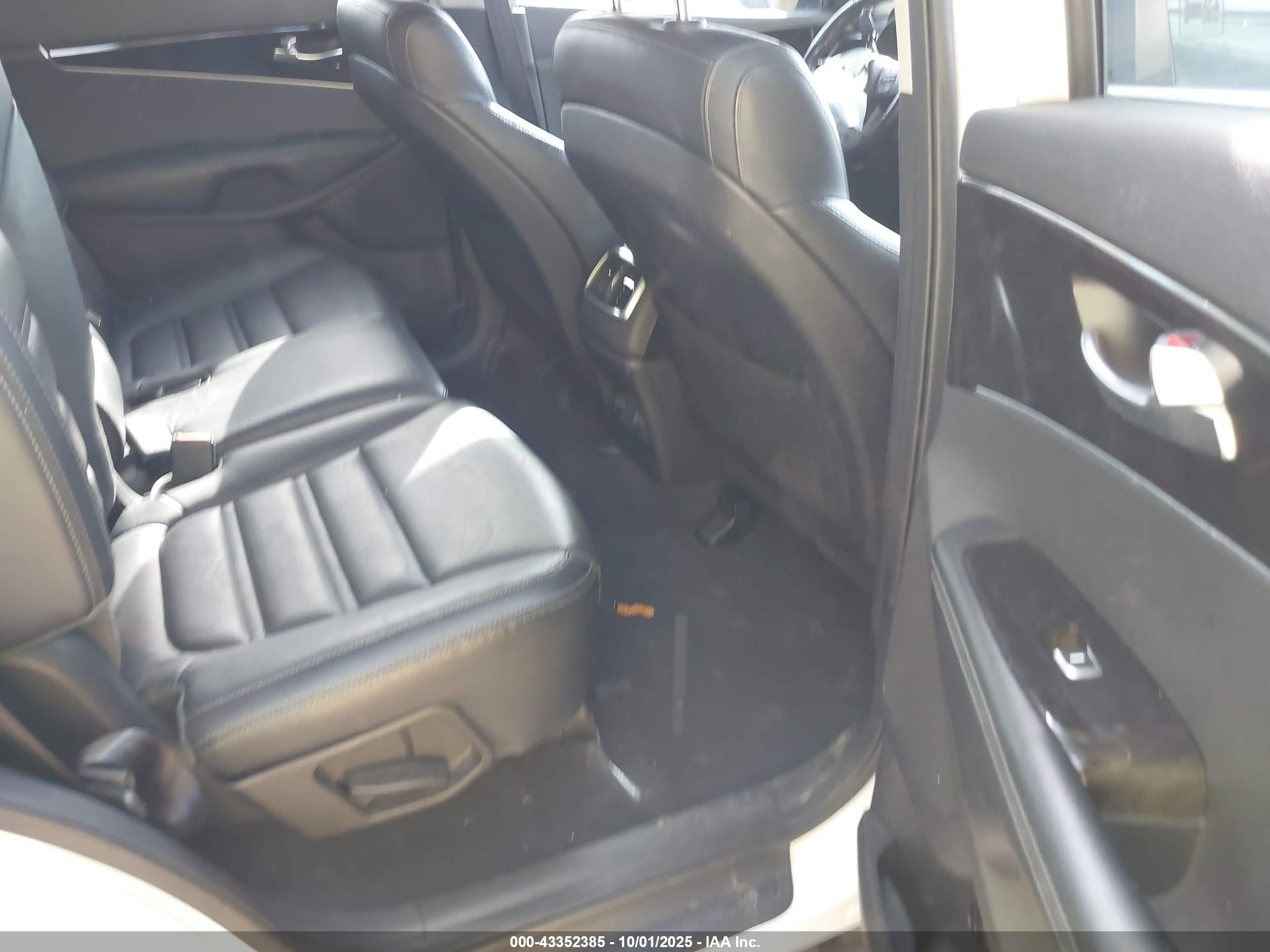 KIA SORENTO image 8